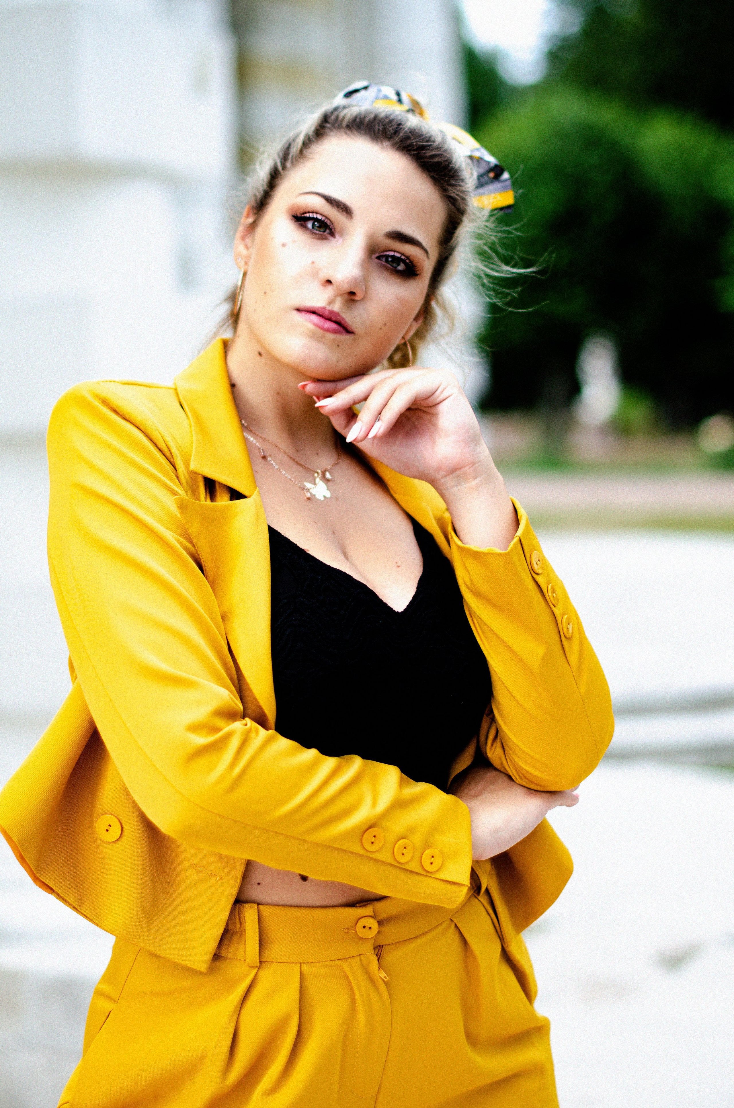Park, woman in yellow, nature. Family, portrait, content photo in Costa Rica Evgeniya Besprozvannykh