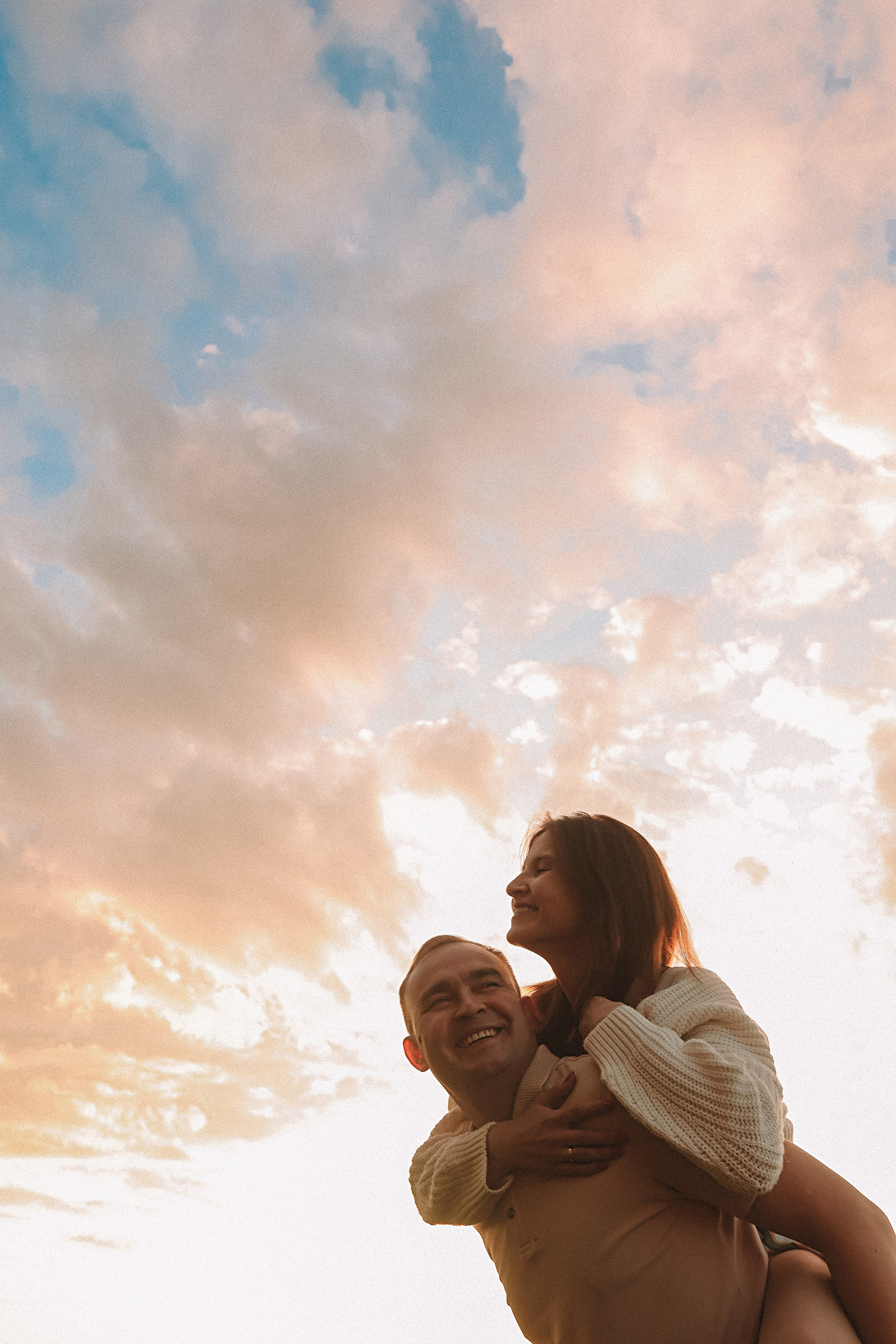 Поле love story на закате. Семейный фотограф Тюмень, фотограф на роды Салмина Мария