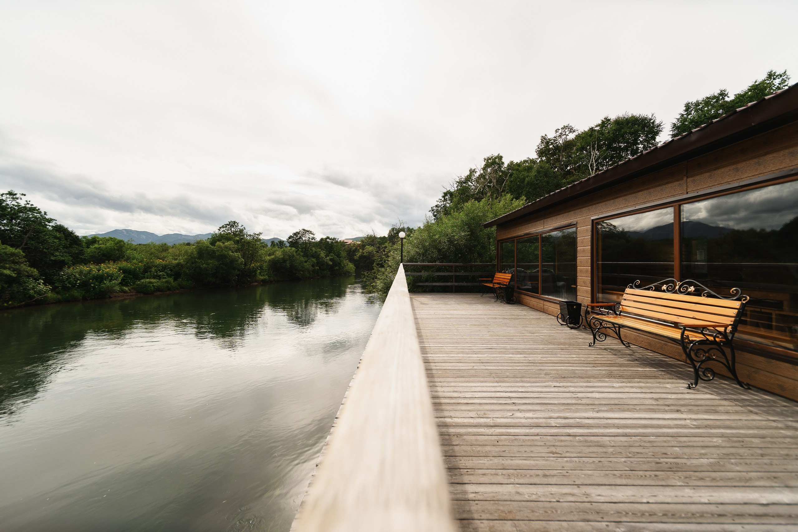 Фотосъемка домиков для отдыха в Петропавловске-Камчатском. Профессиональная фотосъемка интерьеров гостевых домов и баз отдыха на Камчатке. Детальные фотографии уютных номеров и живописного природного окружения. Цены на фотосъемку объектов туристического размещения в Петропавловске-Камчатском.