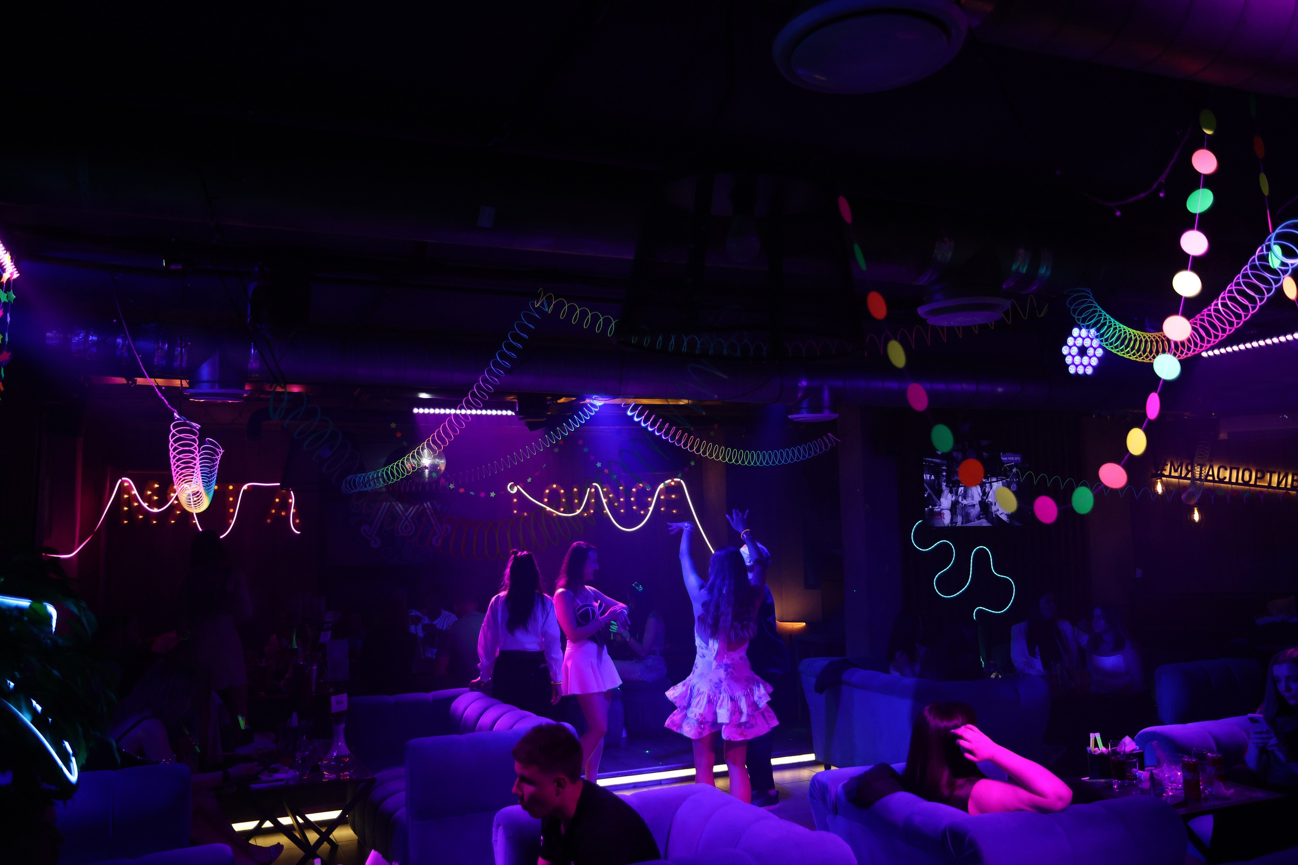 Neon Party 01.08.25. Мята Спортивная — Кальянная, караоке, бар в Минске