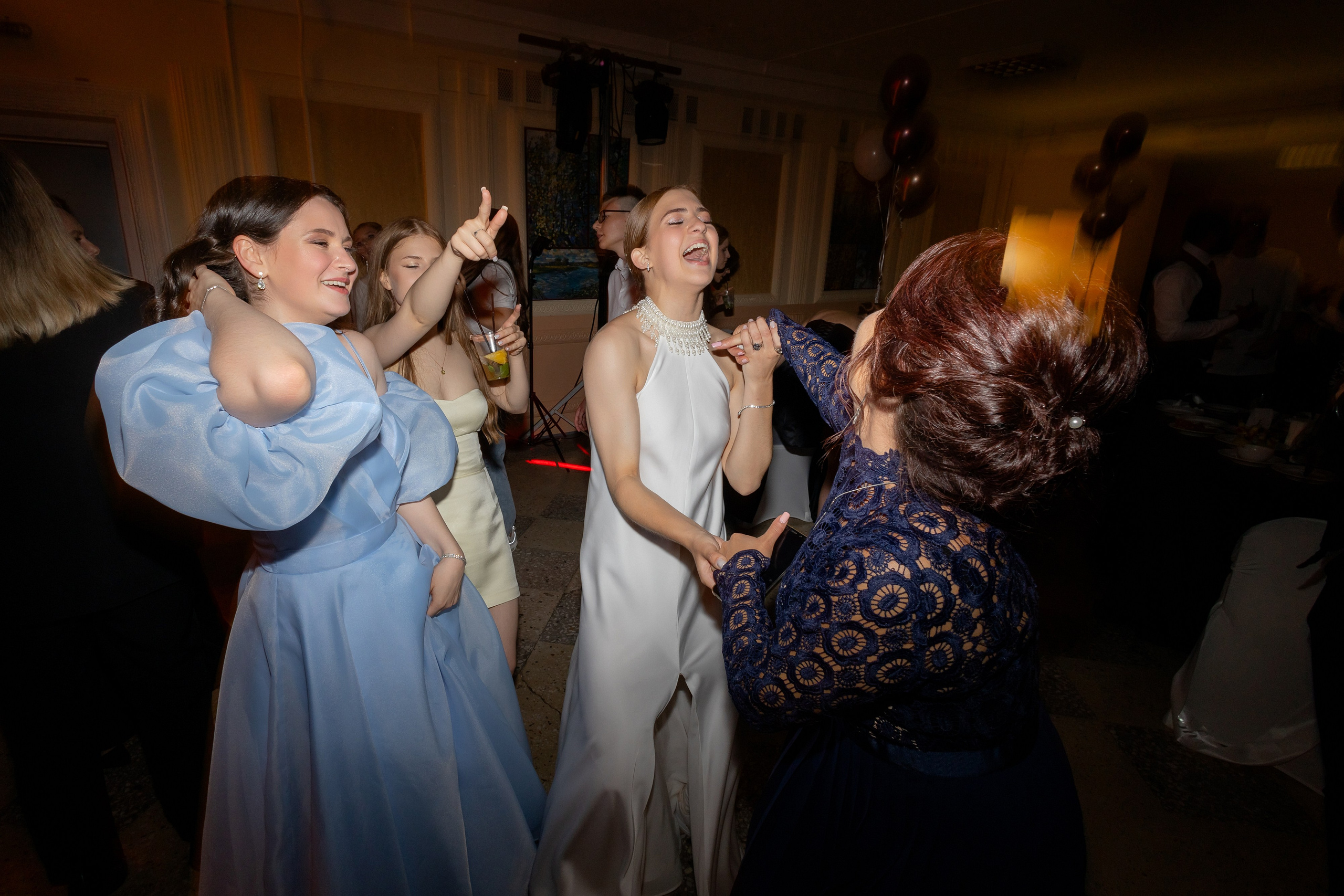 Школьный выпускной 2024 год в Соколе (Минск). Свадебный фотограф в Минске/Беларуси Сергей Спиридонов