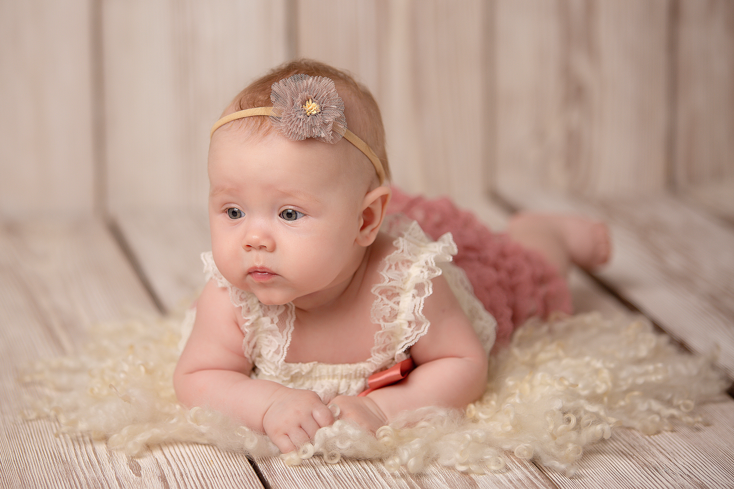 фотосессия малыши до года малышка лежит на животике портрет