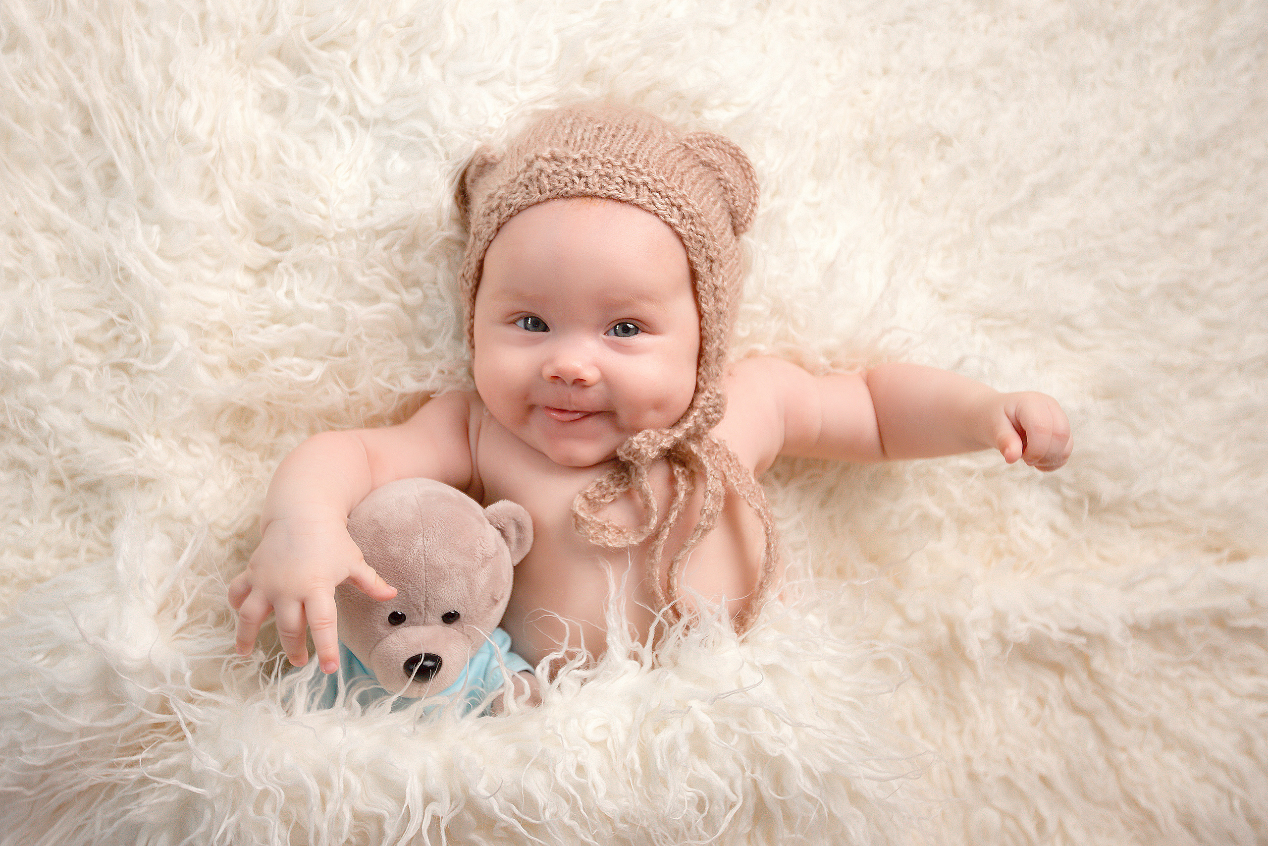 фотосессия малыши до года малышка в шапочке с ушками с мягкими игрушками