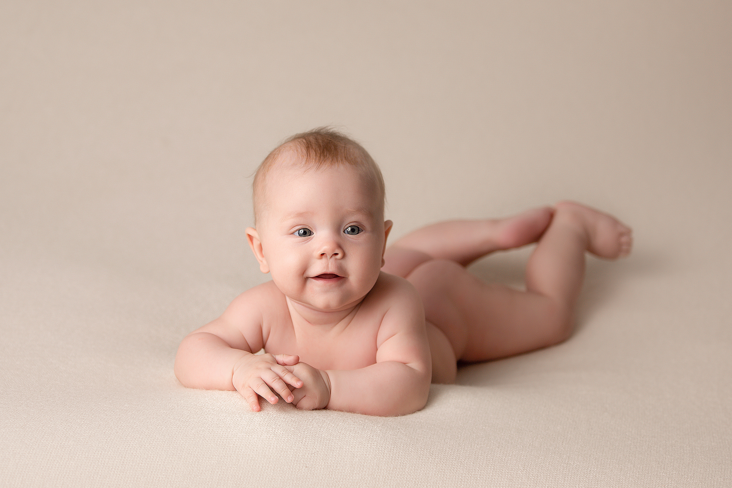 фотосессия малыши до года малышка голышка