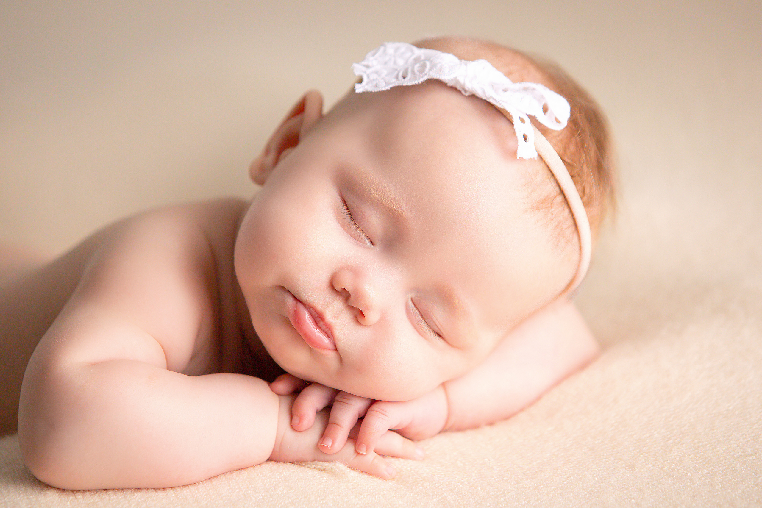 фотосессия малыши до года портрет спящей девочки в ободочке