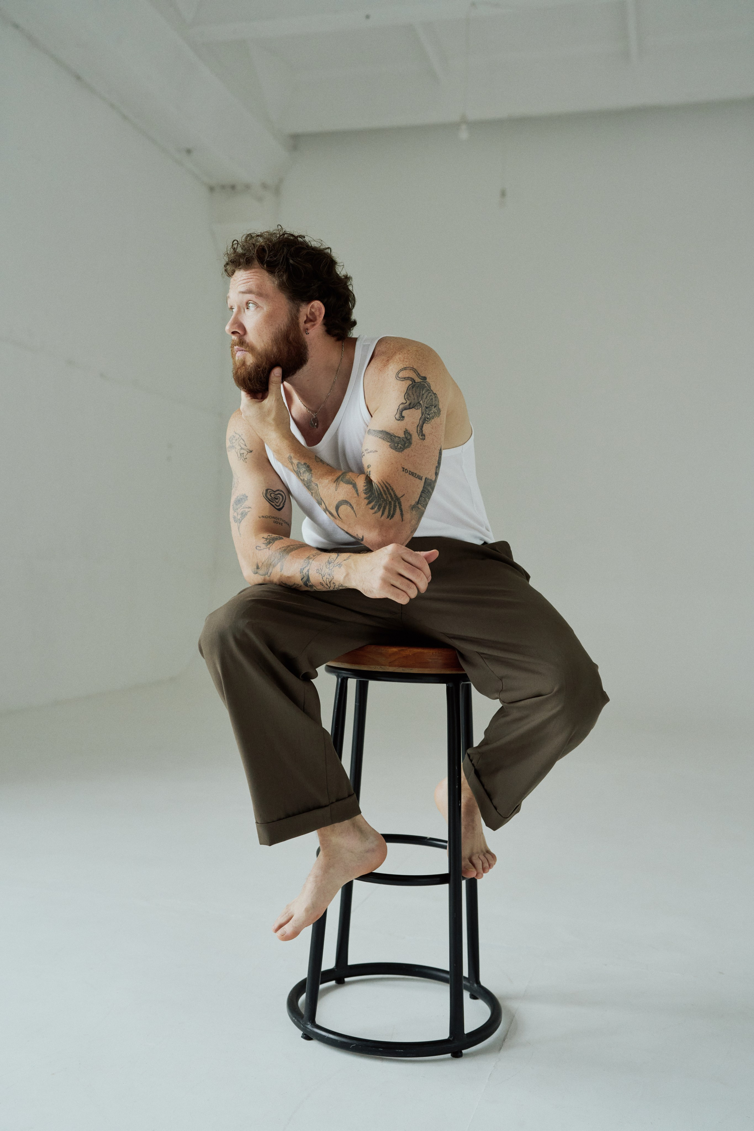 стильная мужская студийная фотосессия на циклораме