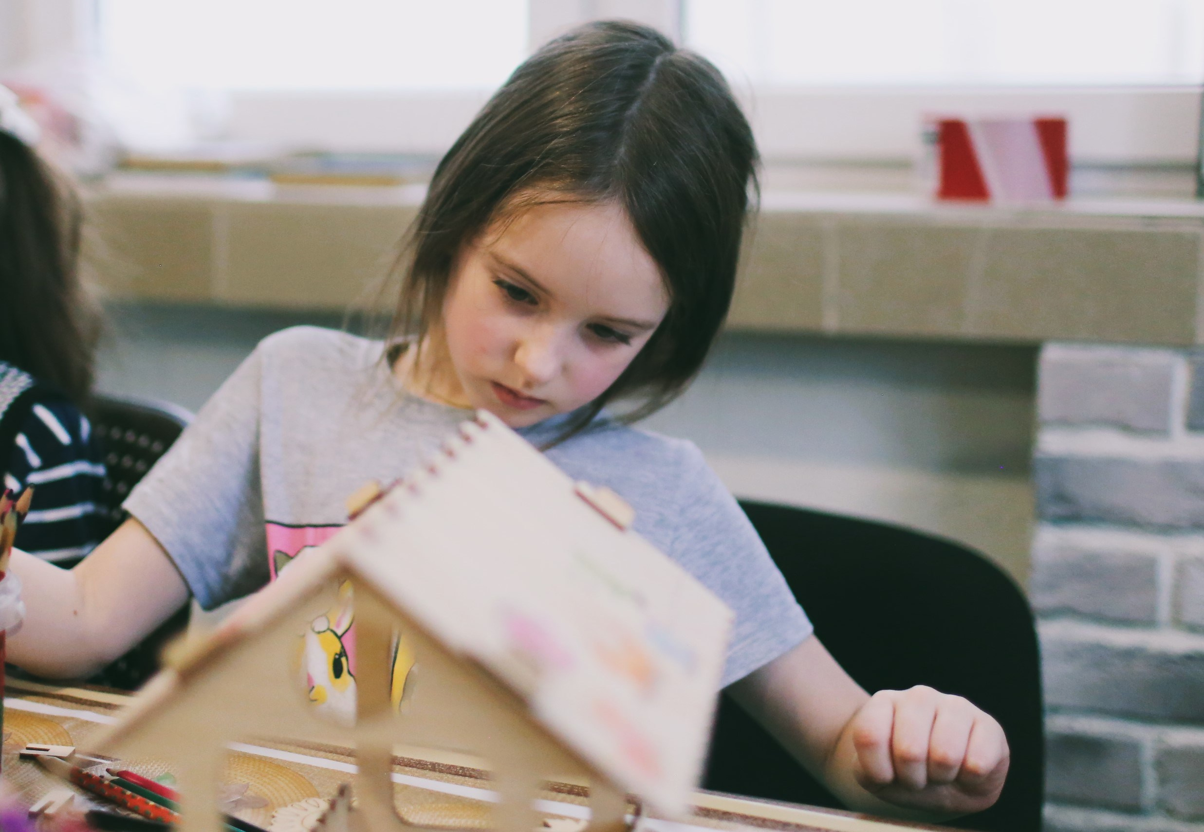 Конструирование кормушек в Воскресной школе. Фотограф Антонина Гудкова