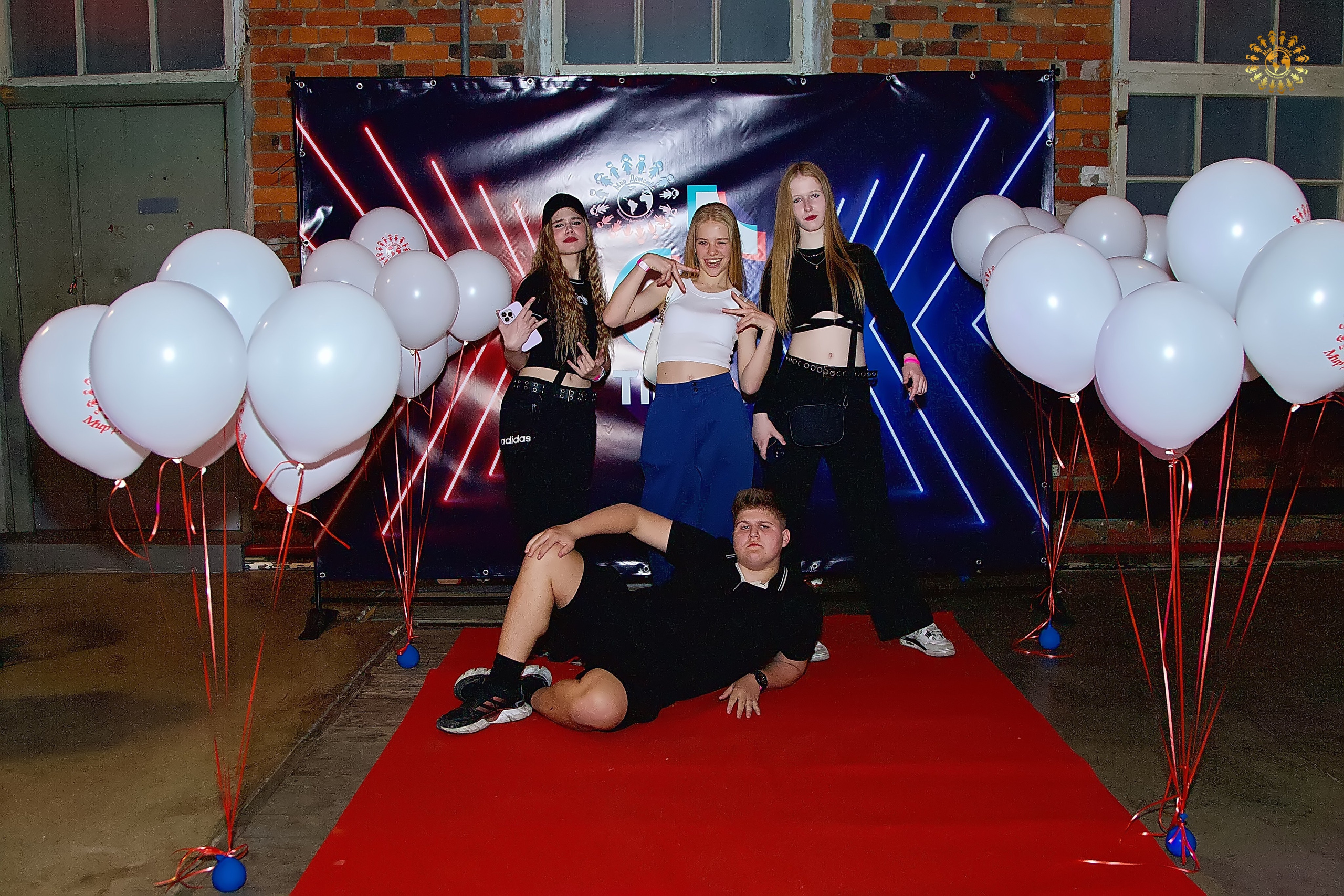 Выпускной 2023 (9-й класс, школа № 46). Loft Urban. Москва. Репортажная съемка в Москве и области. Анималистика