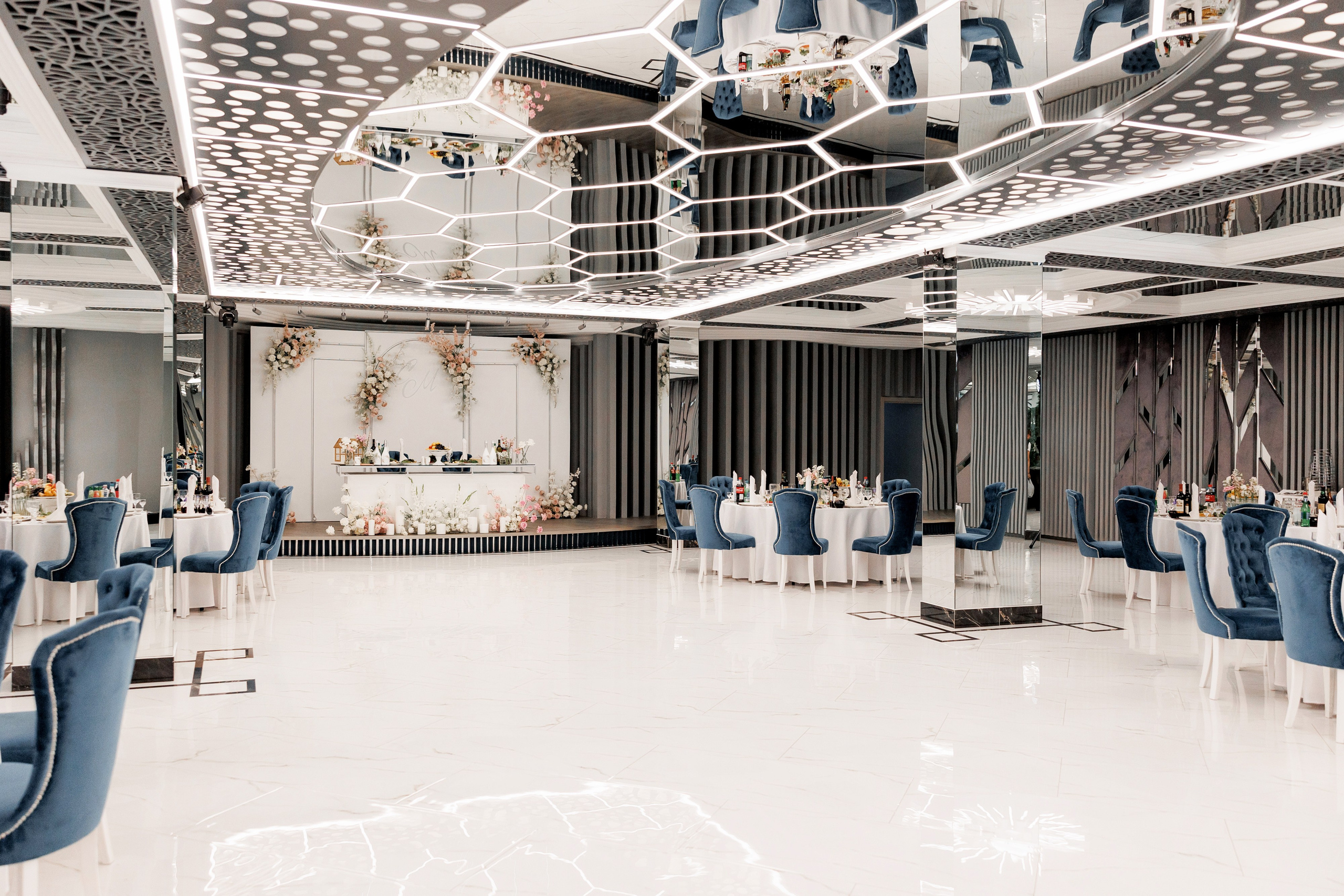 зал "Модерн" в ресторане "Королева вдохновения"