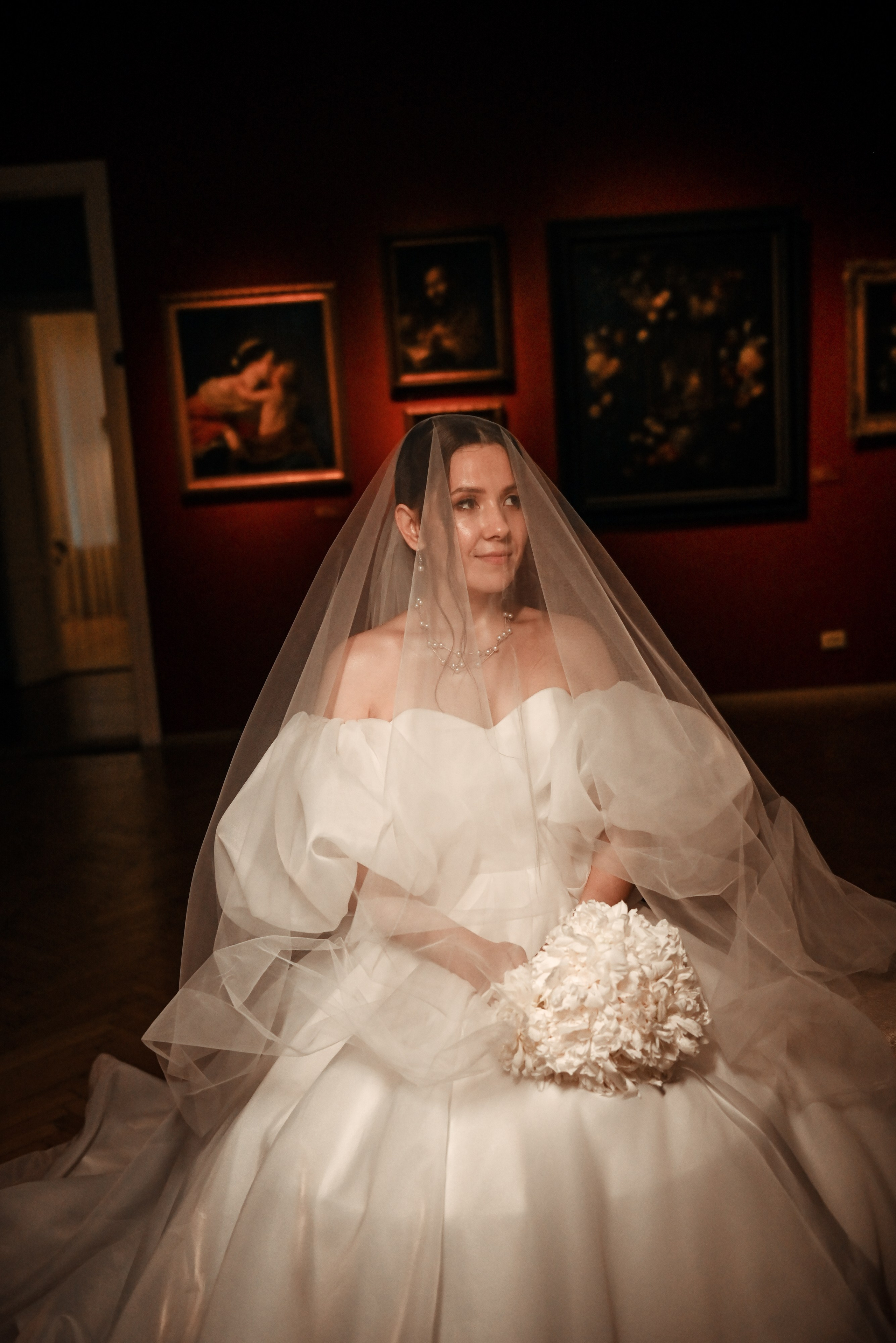 Небольшая свадебная серия в музее и прогулкой под дождем Эльмиры и Ризата. Свадебный, семейный, детский, контент фотограф в Омске Максим Ильин