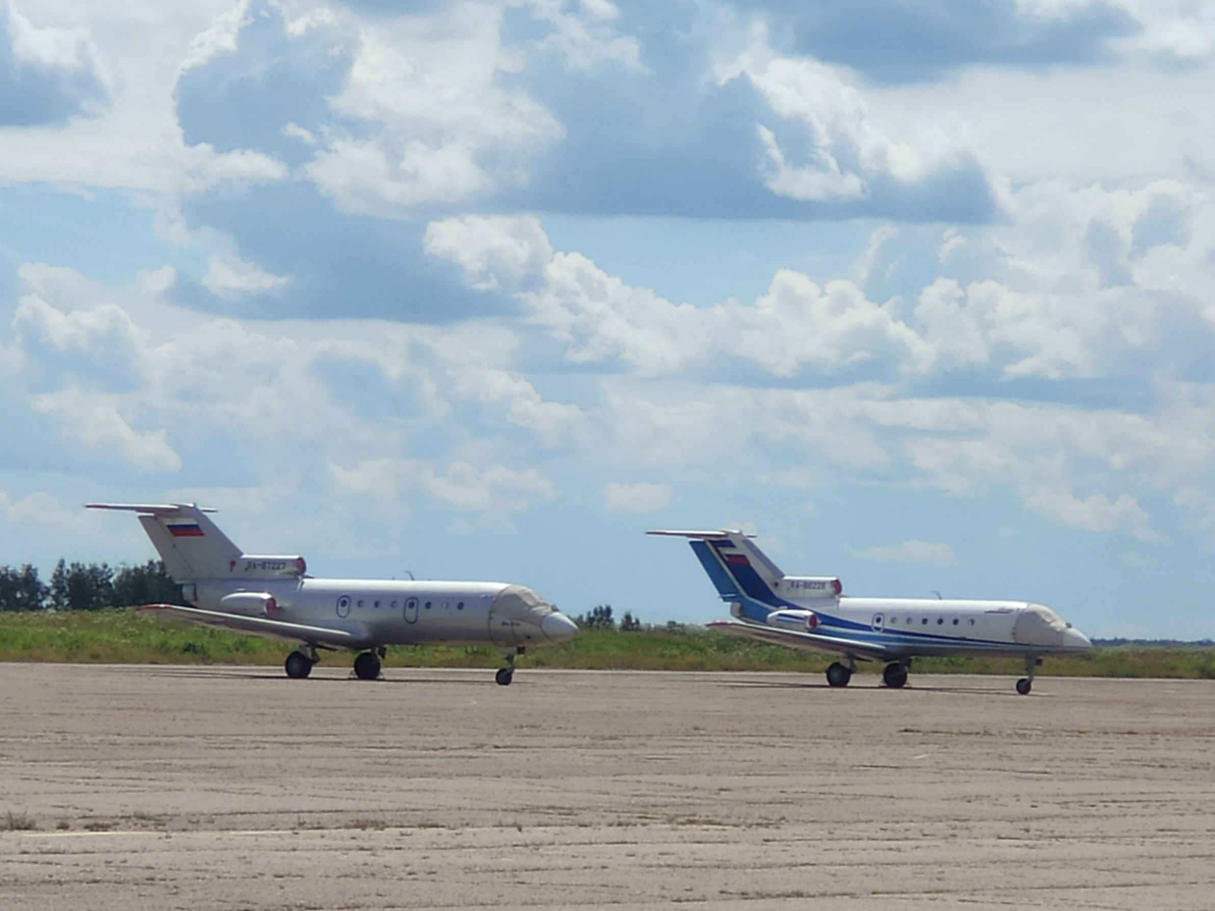 Як-40 на перроне Мячково