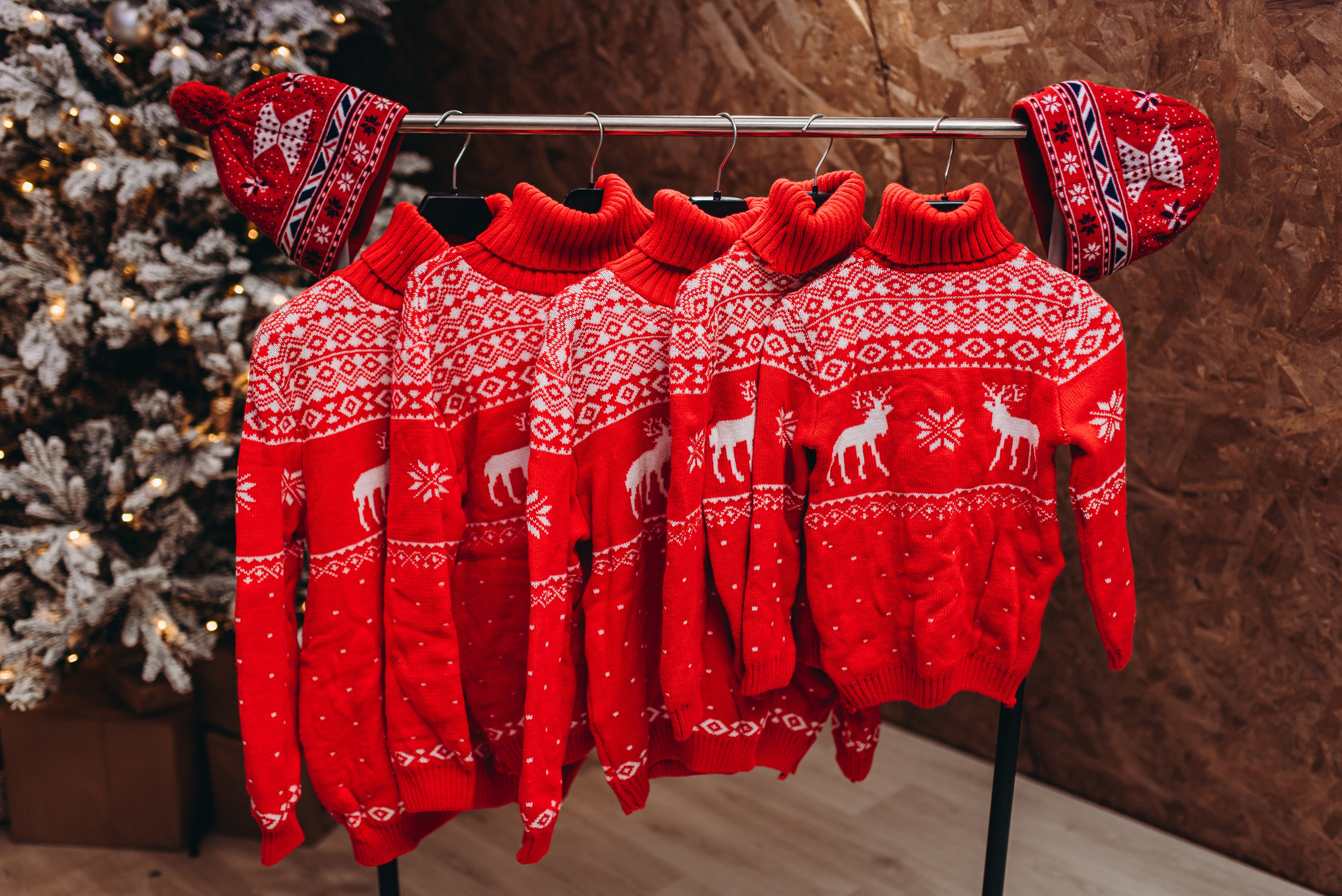 Набор красных новогодних свитеров с оленями. Ольга Ли свадебный семейный фотограф Иркутск