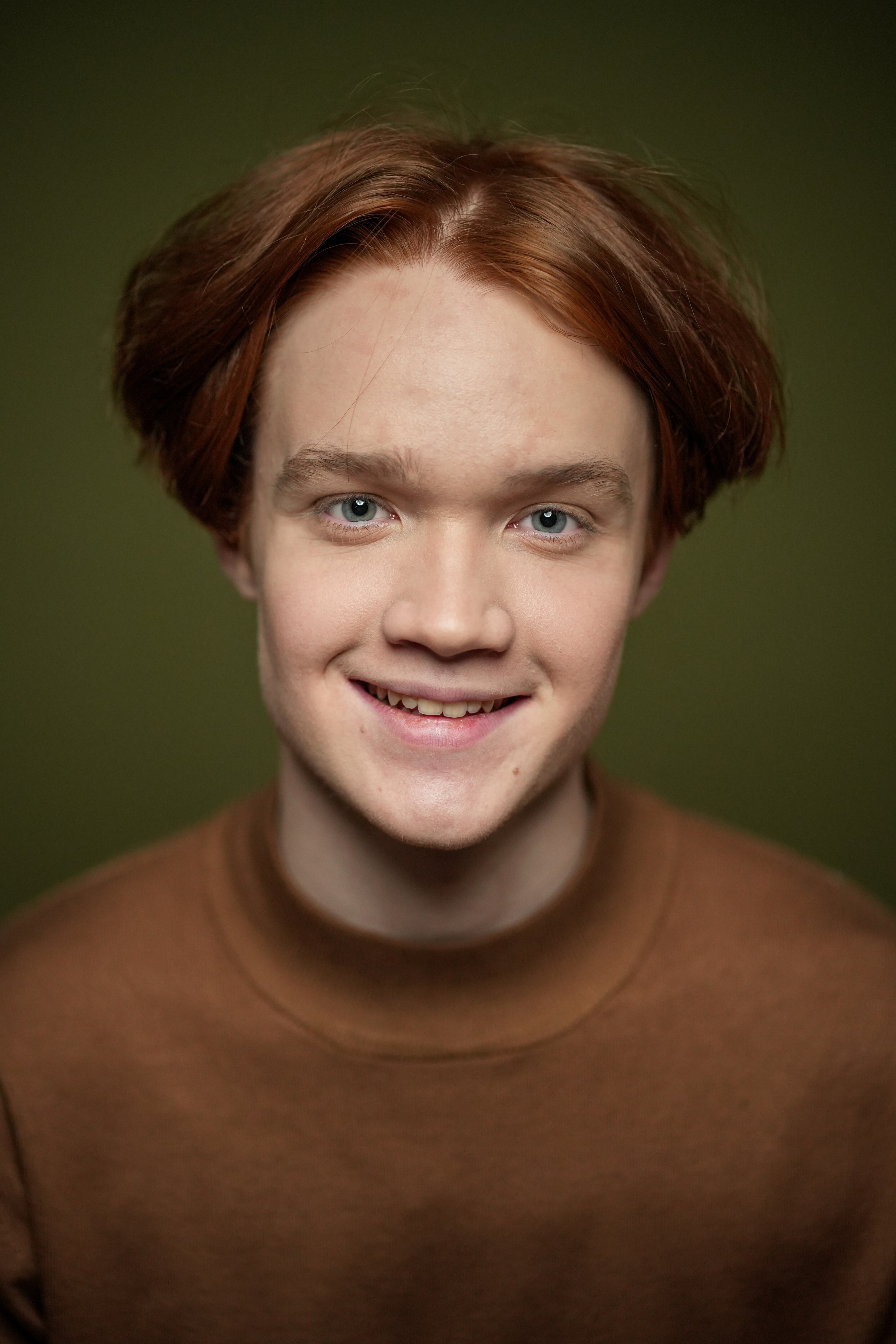 Смешной рыжий парень как сказочный персонаж