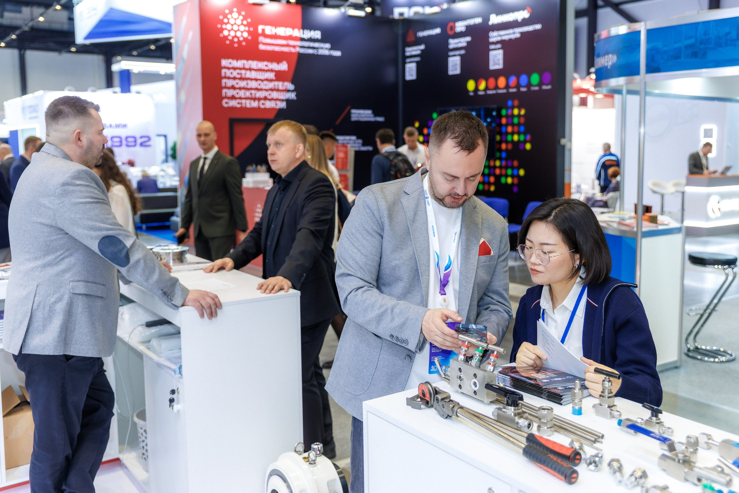 Работа стенда ROKE — Газовый Форум 2025. Репортажный фотограф в Москве Сергей Мирошников