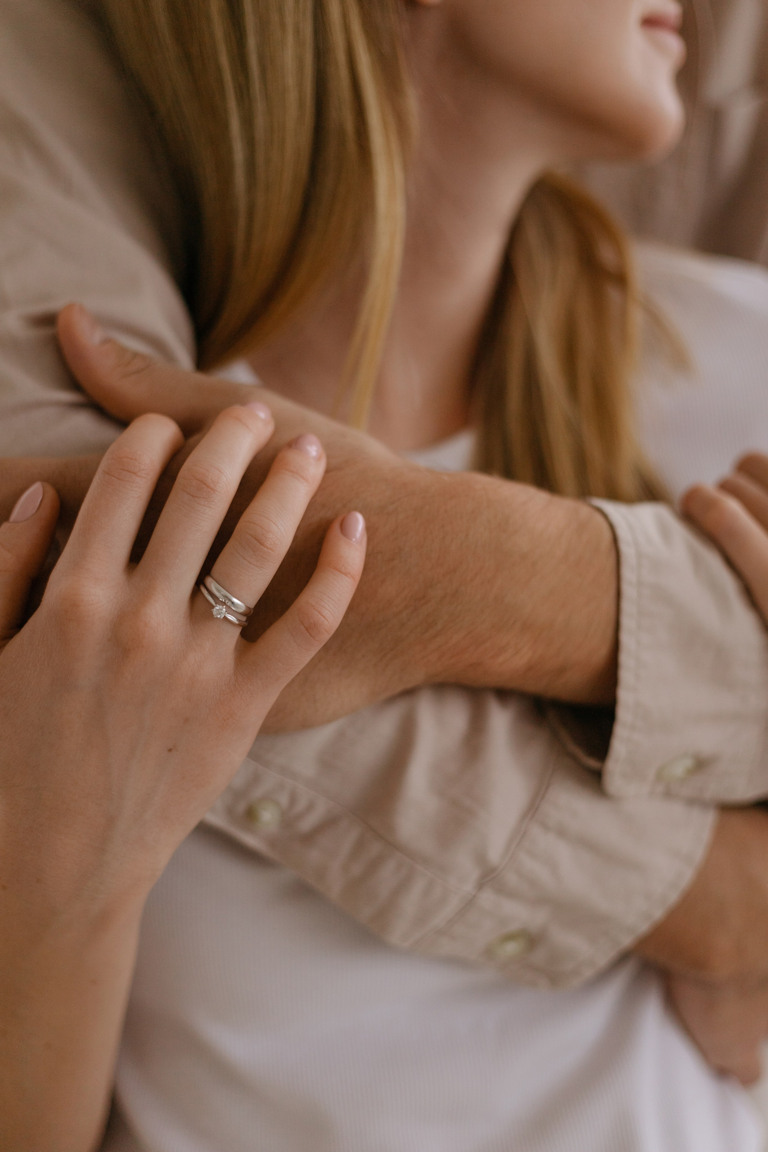 Парная фотосессия в минималистичной студии. Сестры Карабаза. Фотографы и ретушеры в Москве и Санкт-Петербурге