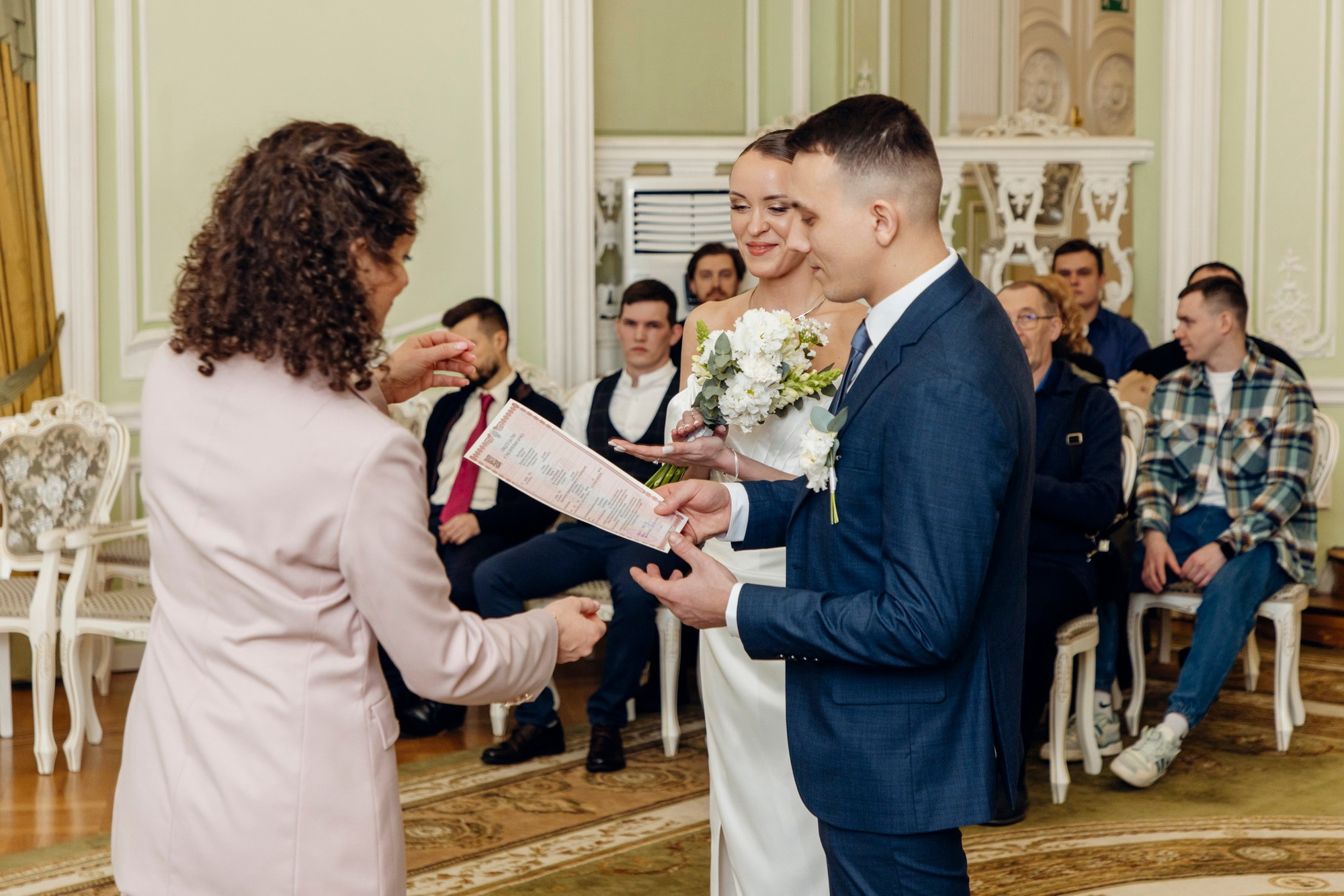 где купить свадебный букет, какой подарок подарить на свадьбу, свадебное платье где купить спб, свадебный салон, актуальные свадебные платья 2025, костюм для жениха, какой ресторан выбрать спб, отель для свадьбы