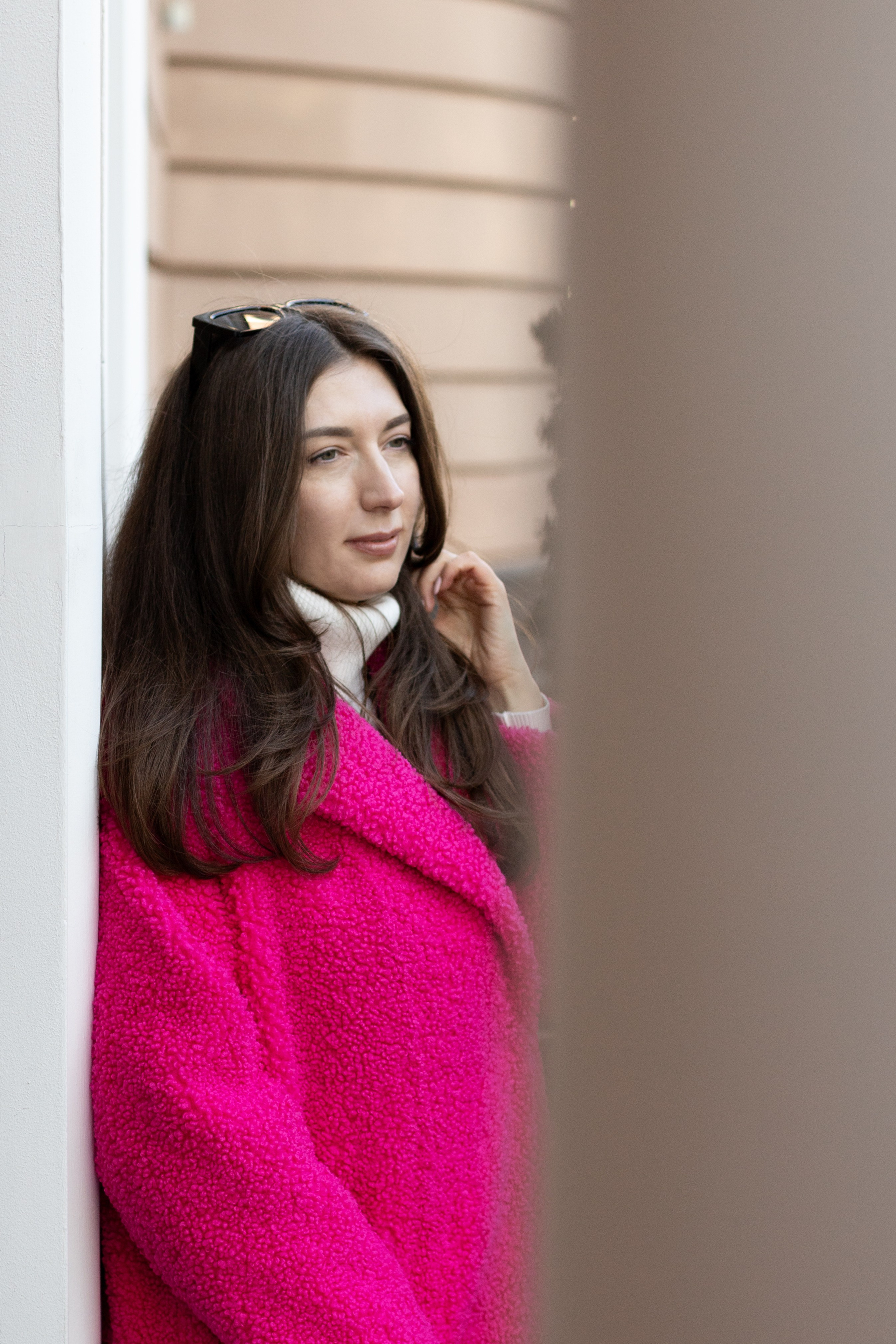 Фотосессия в Москве, фотография девушки весной, девушка в розовой шубе, прогулка по Москве