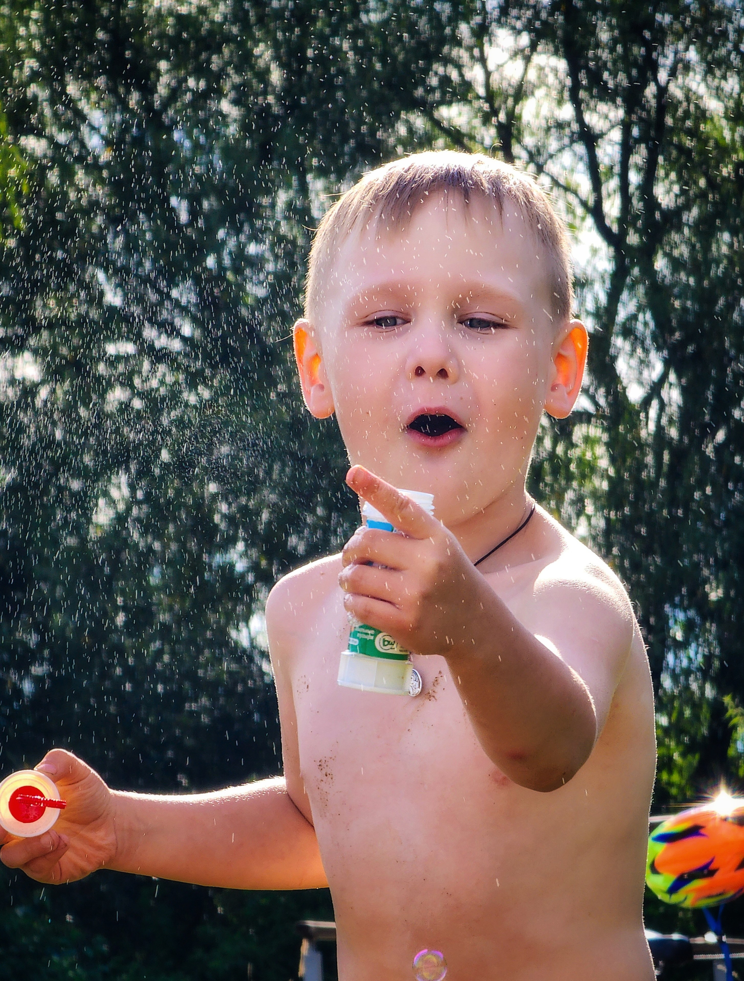 Мальчик играет с мыльными пузырями