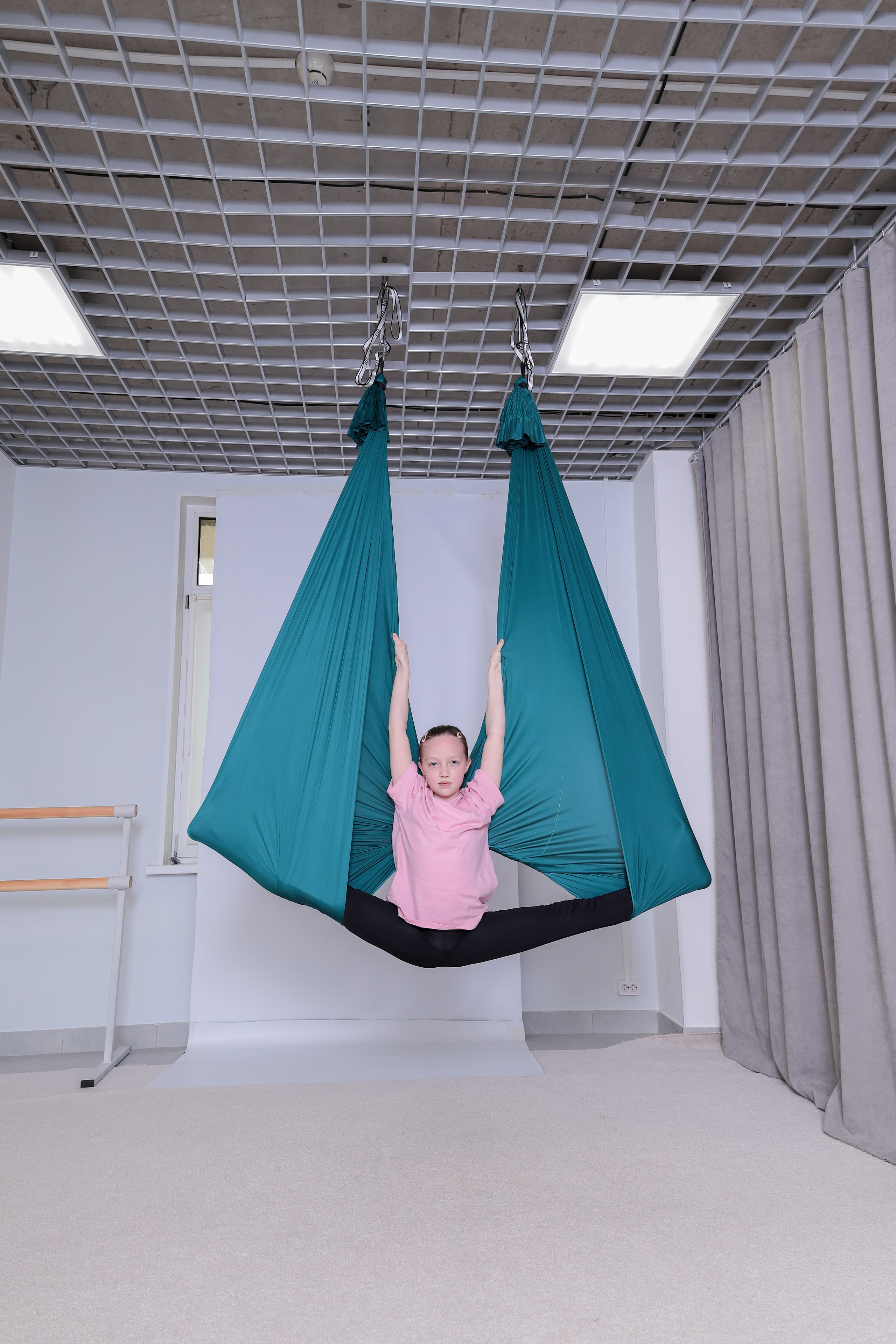 Детская аэройога. Фотограф Надршина Лилия