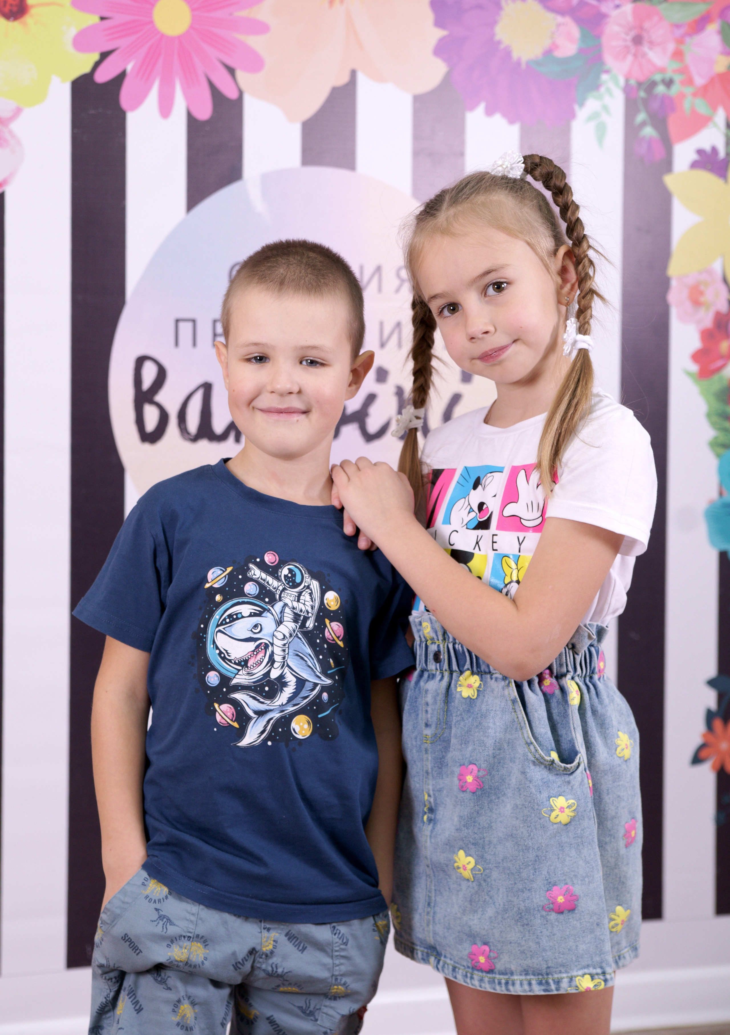 Фотосессия выпускников детского сада в игровой комнате -  друзья стоя