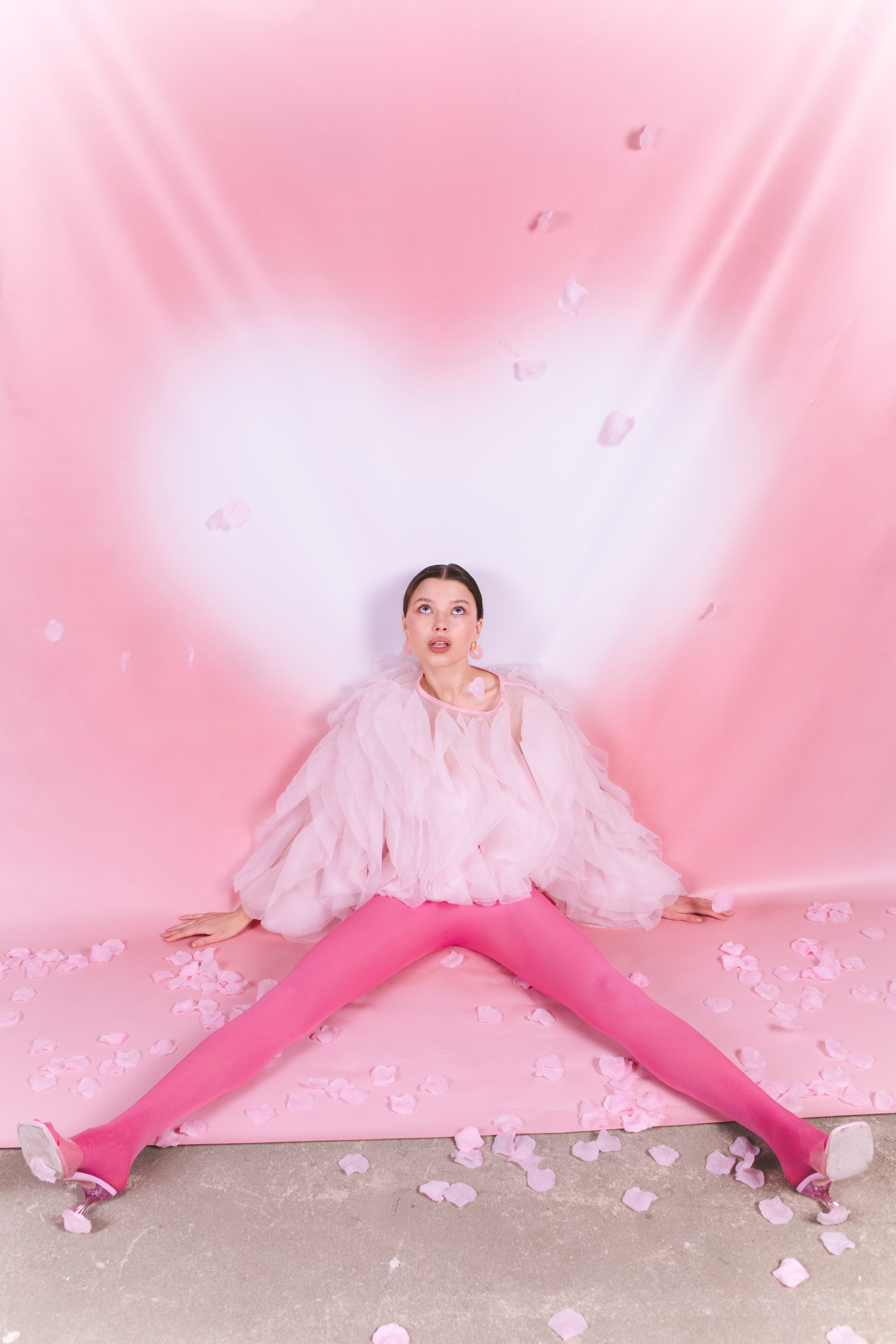 Регина. Фотосессия на розовом фоне. Фотограф в Москве Ольга Сатони