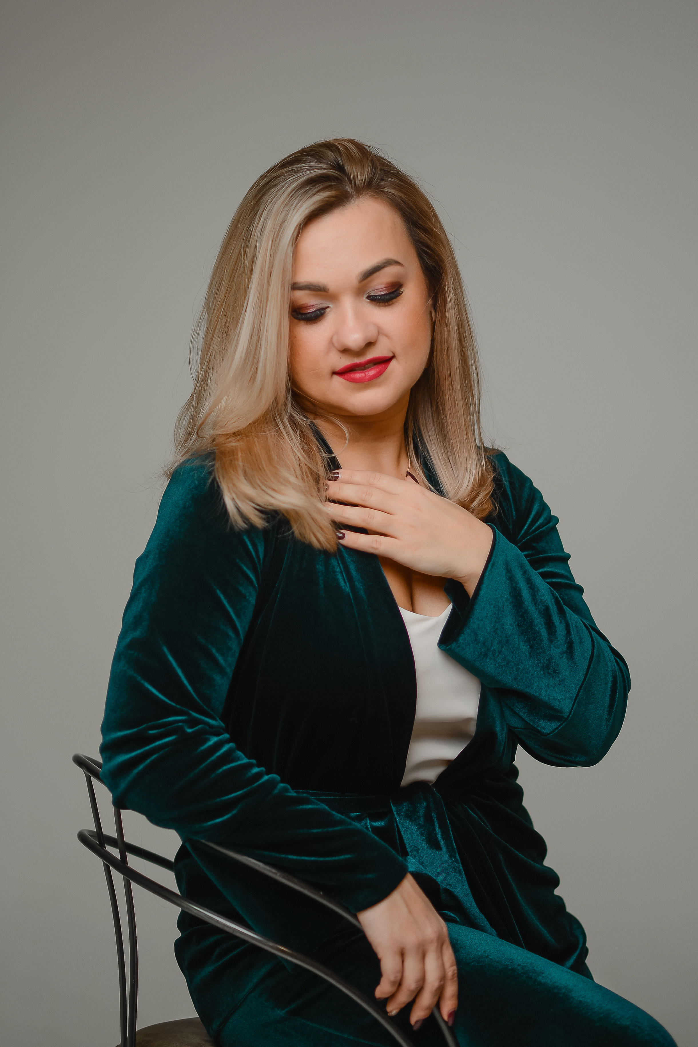 Дружный коллектив в студии. Thephoto-russia.ru