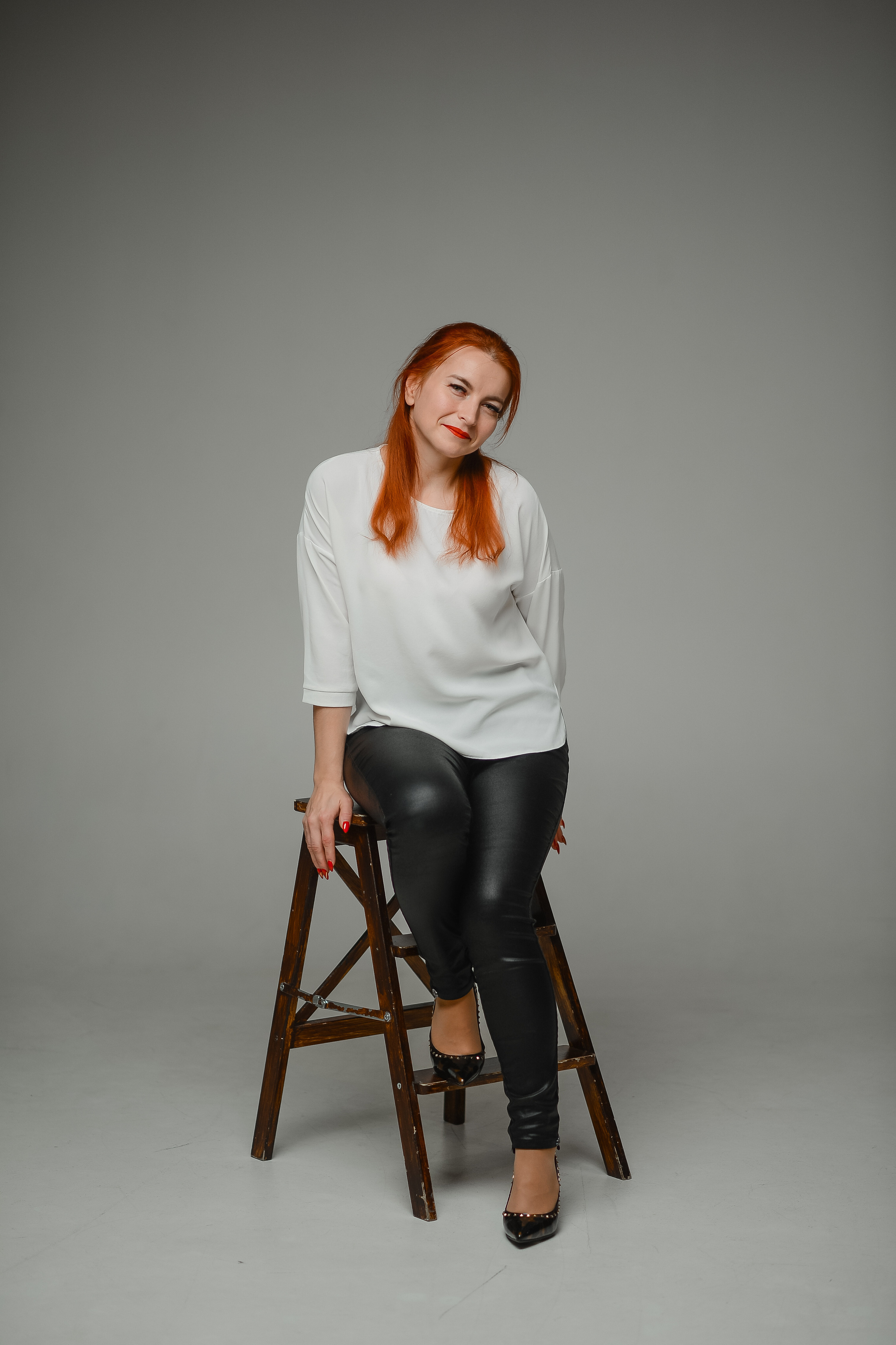 Дружный коллектив в студии. Thephoto-russia.ru