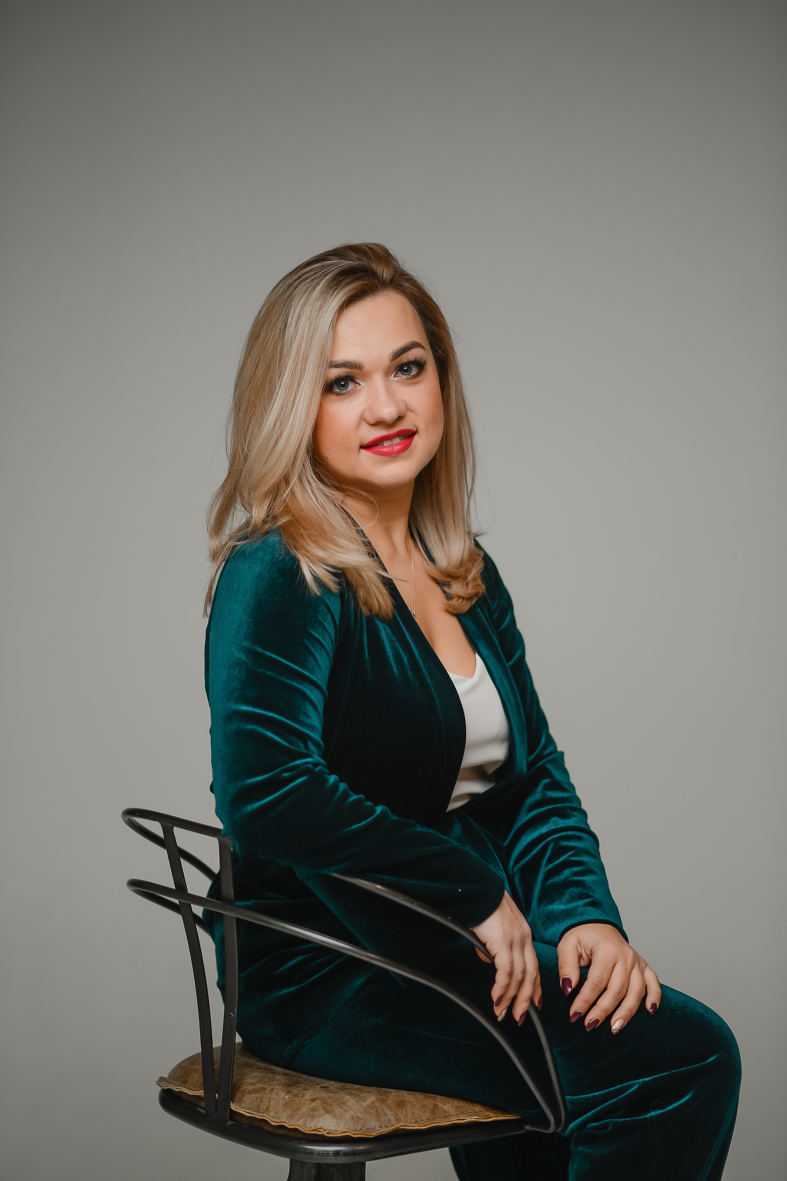 Дружный коллектив в студии. Thephoto-russia.ru