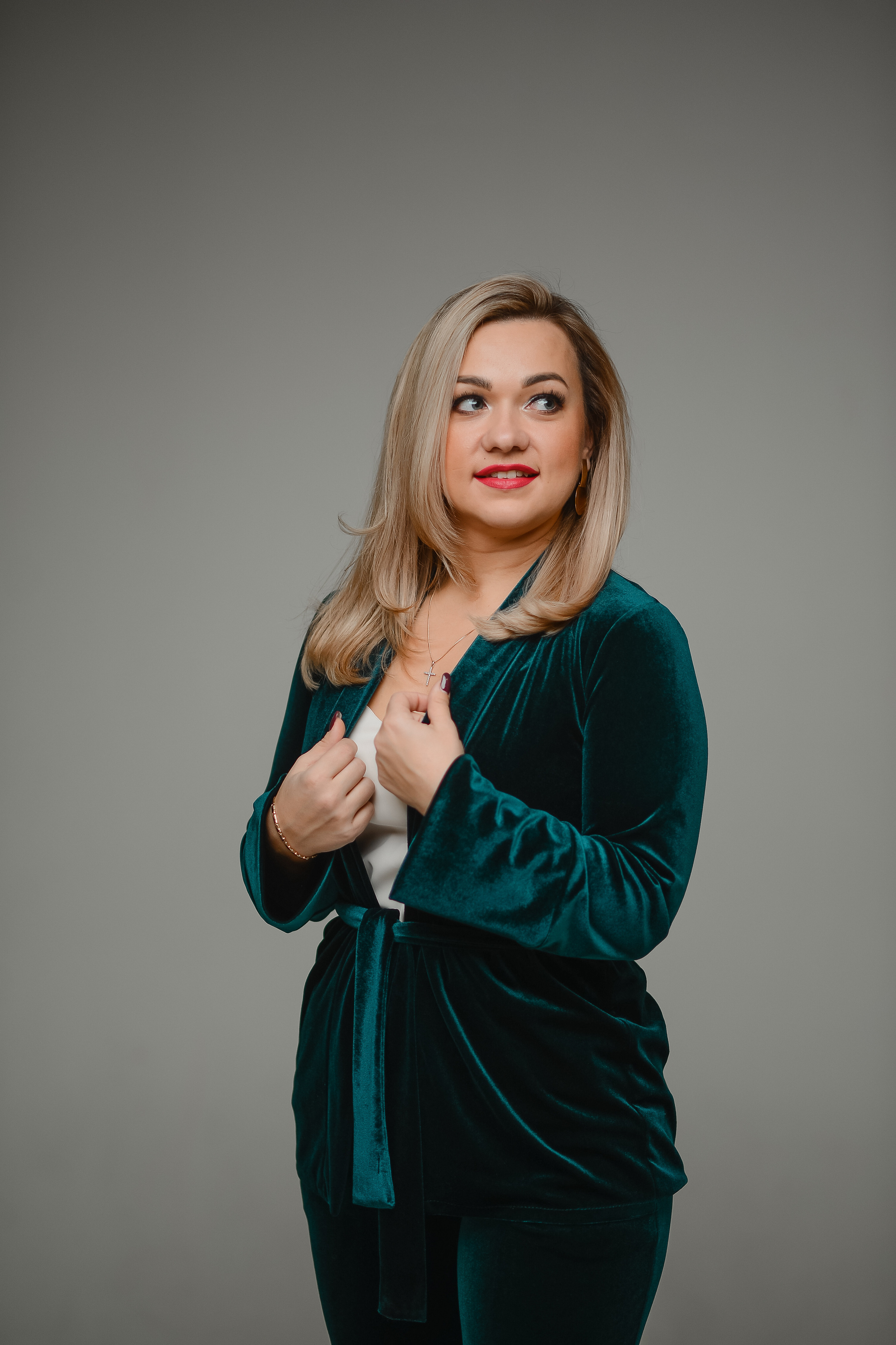 Дружный коллектив в студии. Thephoto-russia.ru