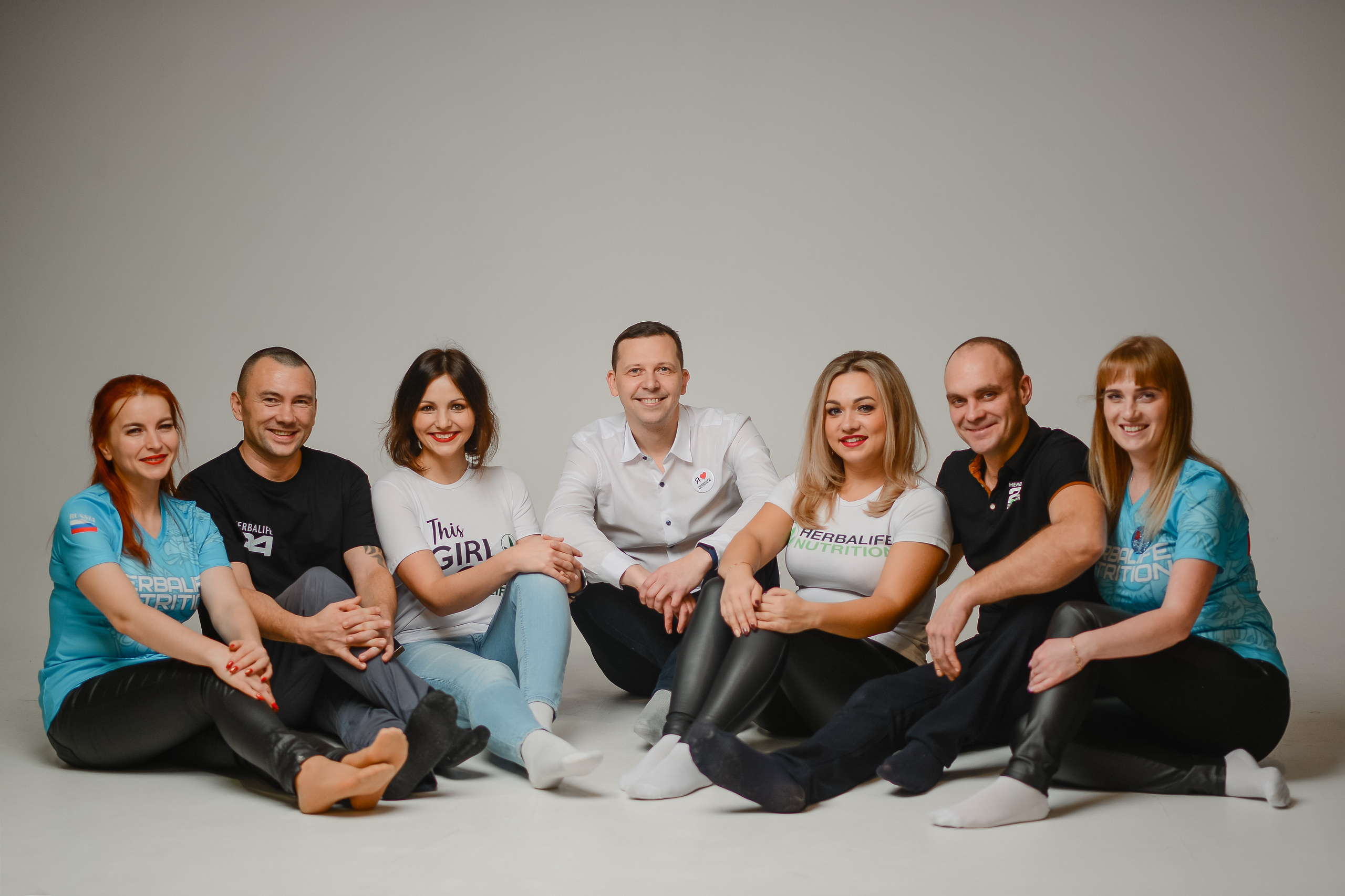 Дружный коллектив в студии. Thephoto-russia.ru