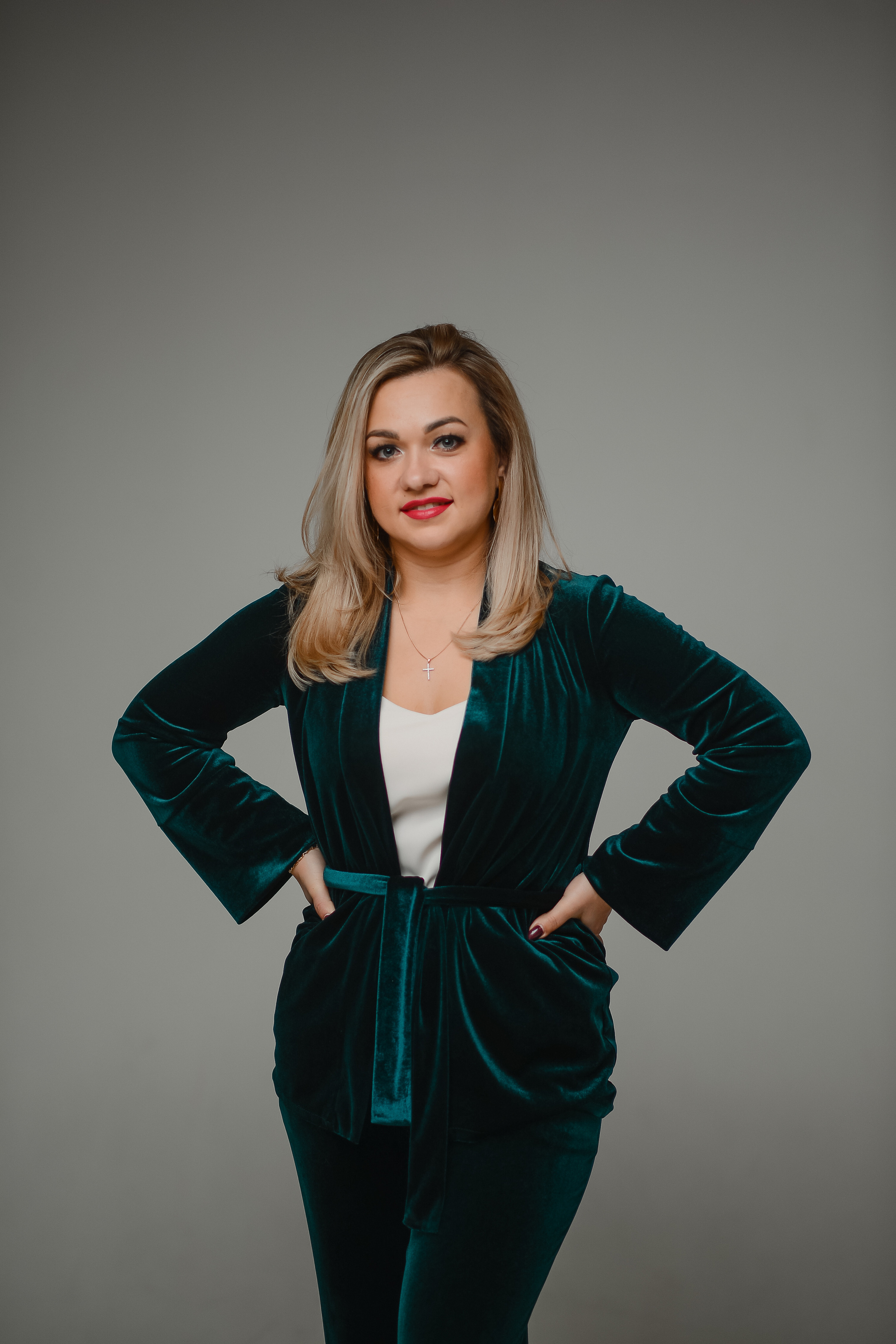 Дружный коллектив в студии. Thephoto-russia.ru