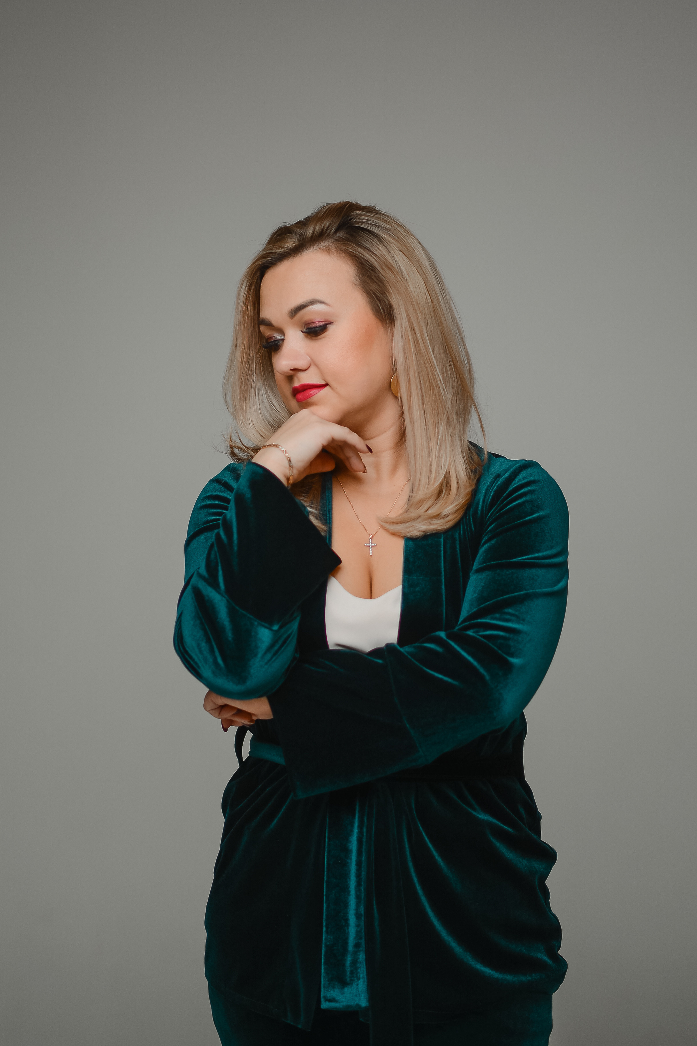 Дружный коллектив в студии. Thephoto-russia.ru