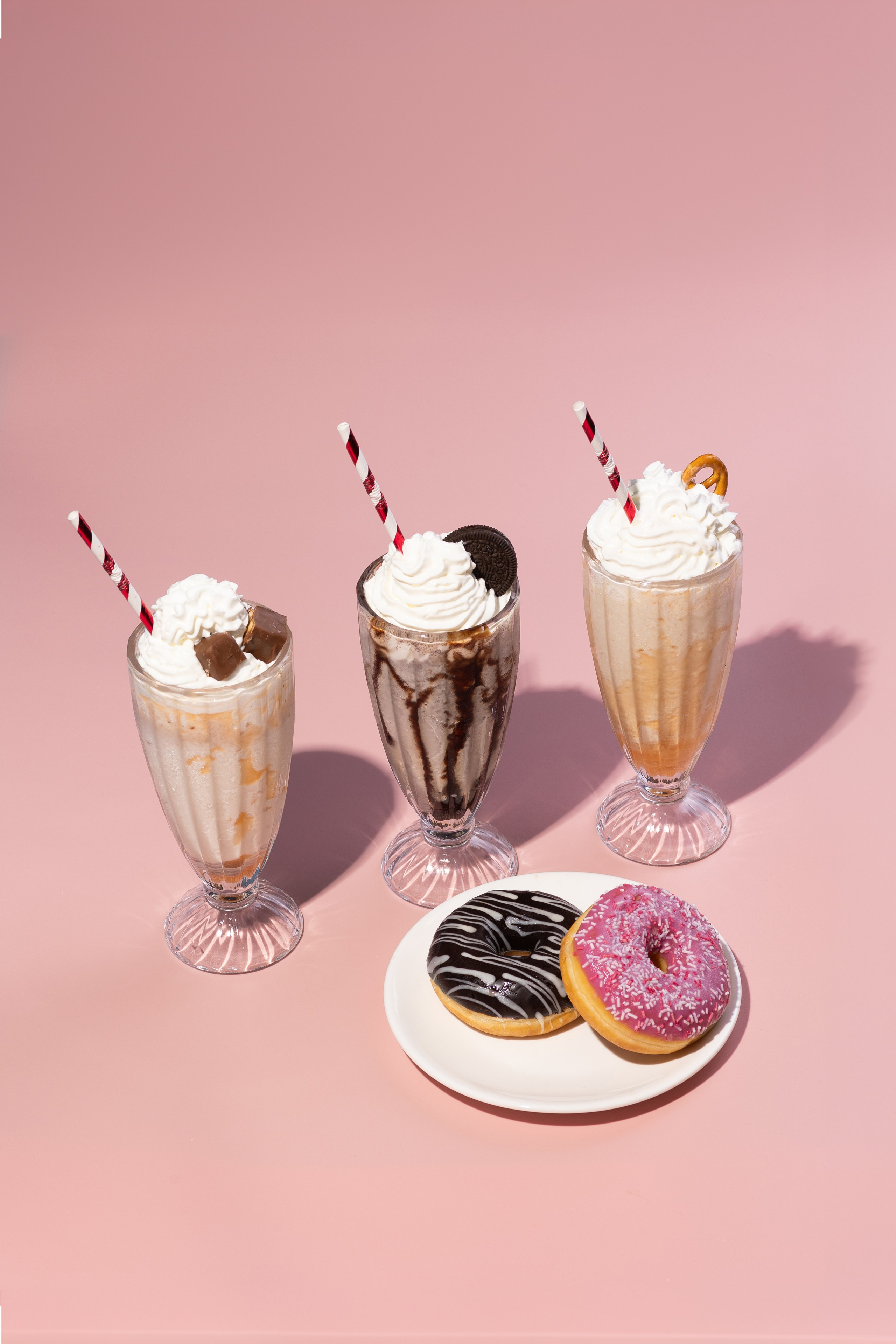 Молочный коктейль на розовом фоне