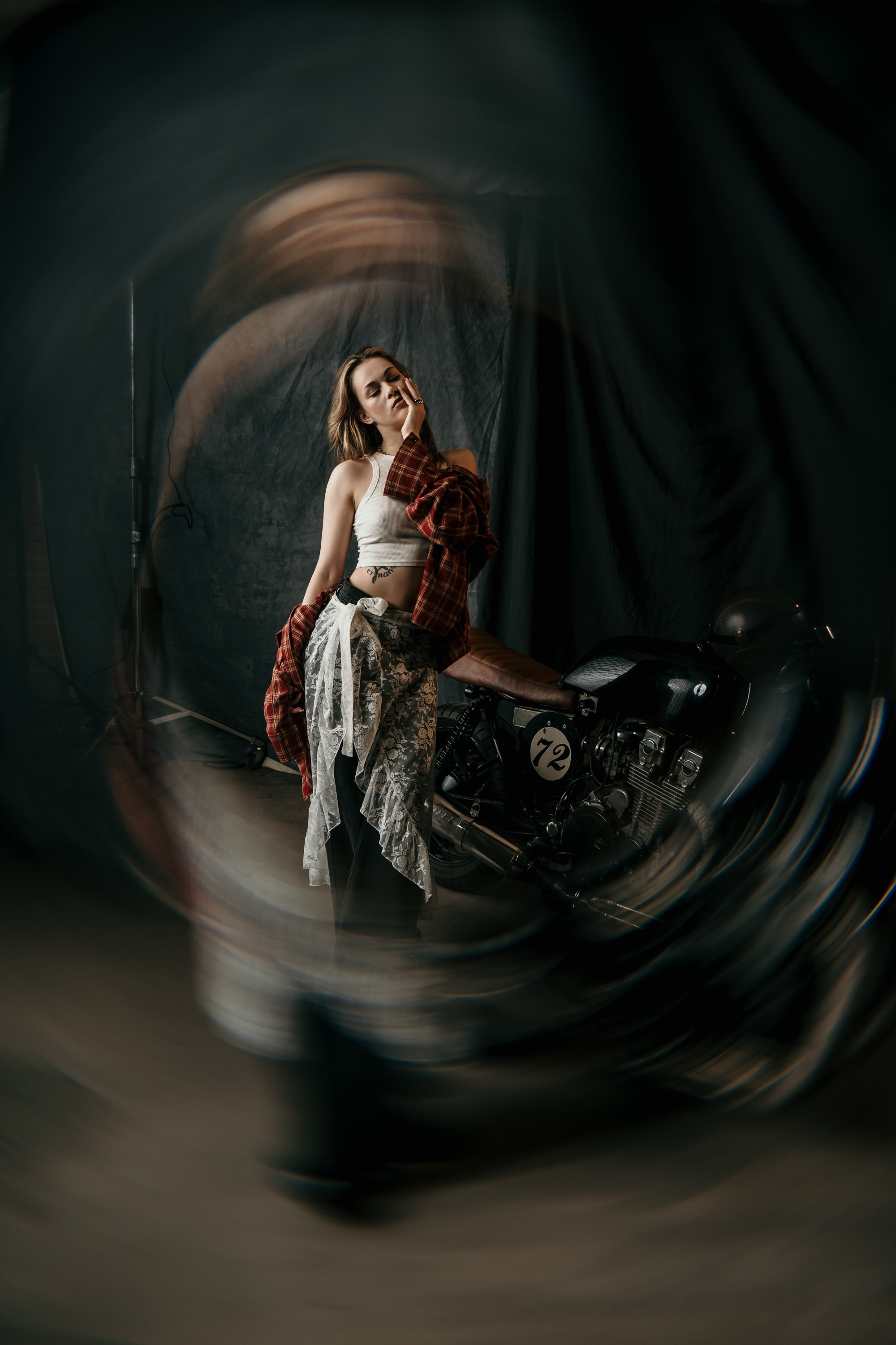 Фотосессия с мотоциклом в студии в Санкт-Петербурге. Свадебный, семейный, портретный, репортажный фотограф в Санкт-Петербурге
