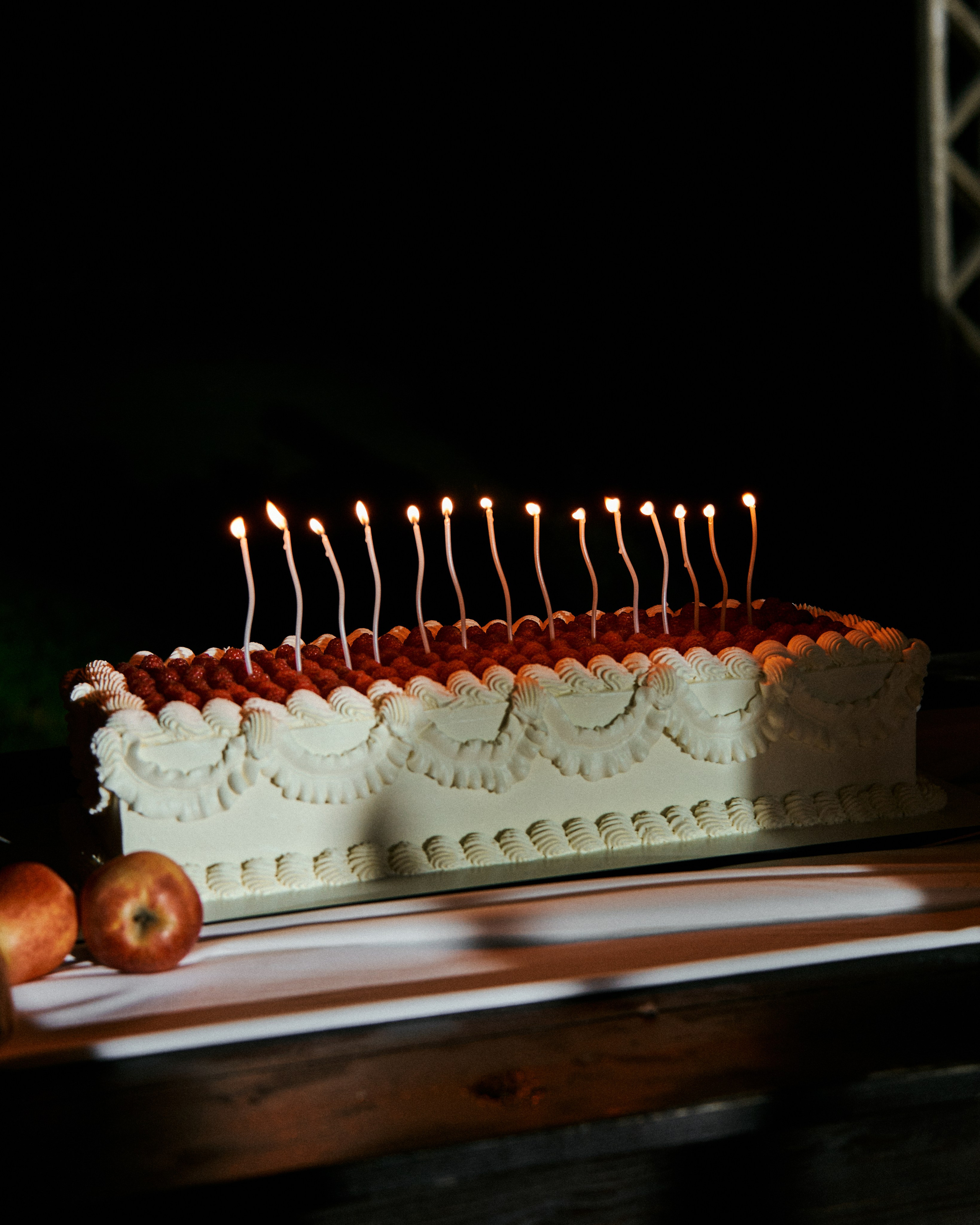 свадебный торт с малиной и свечами