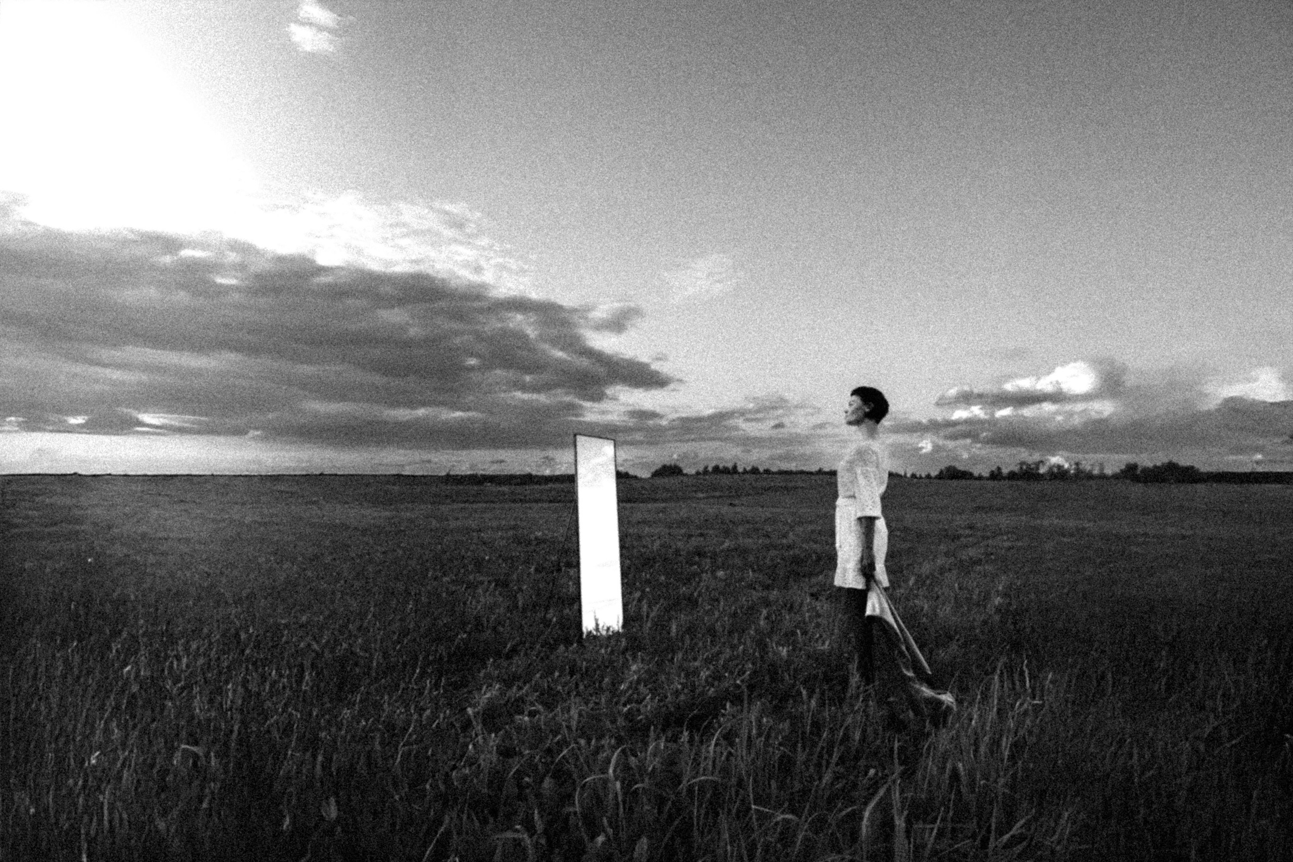 Женщина смотрится в зеркало