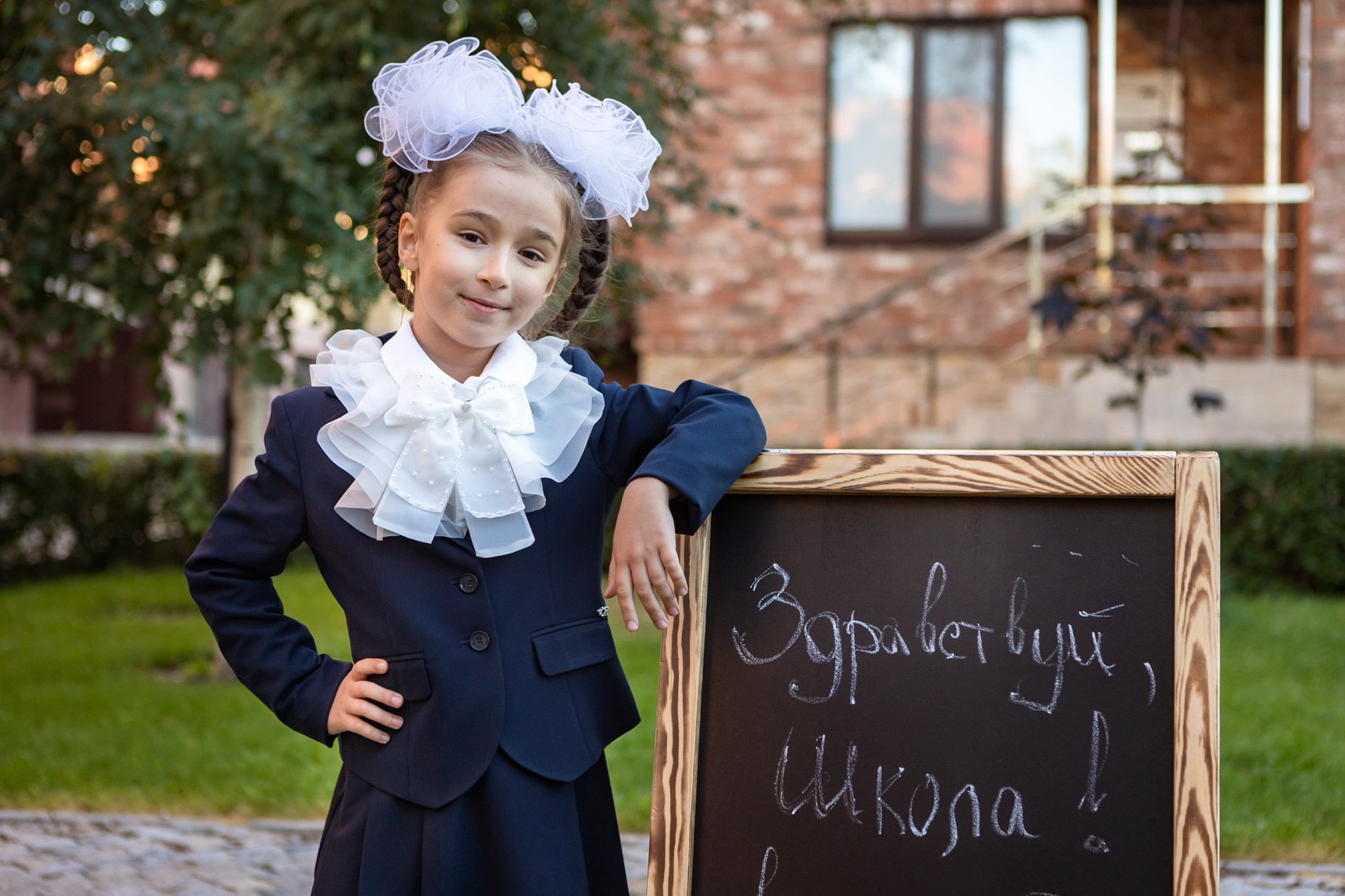 Богдан и Эльза идут в школу. Фотограф в Оренбурге. Профессиональный фотограф