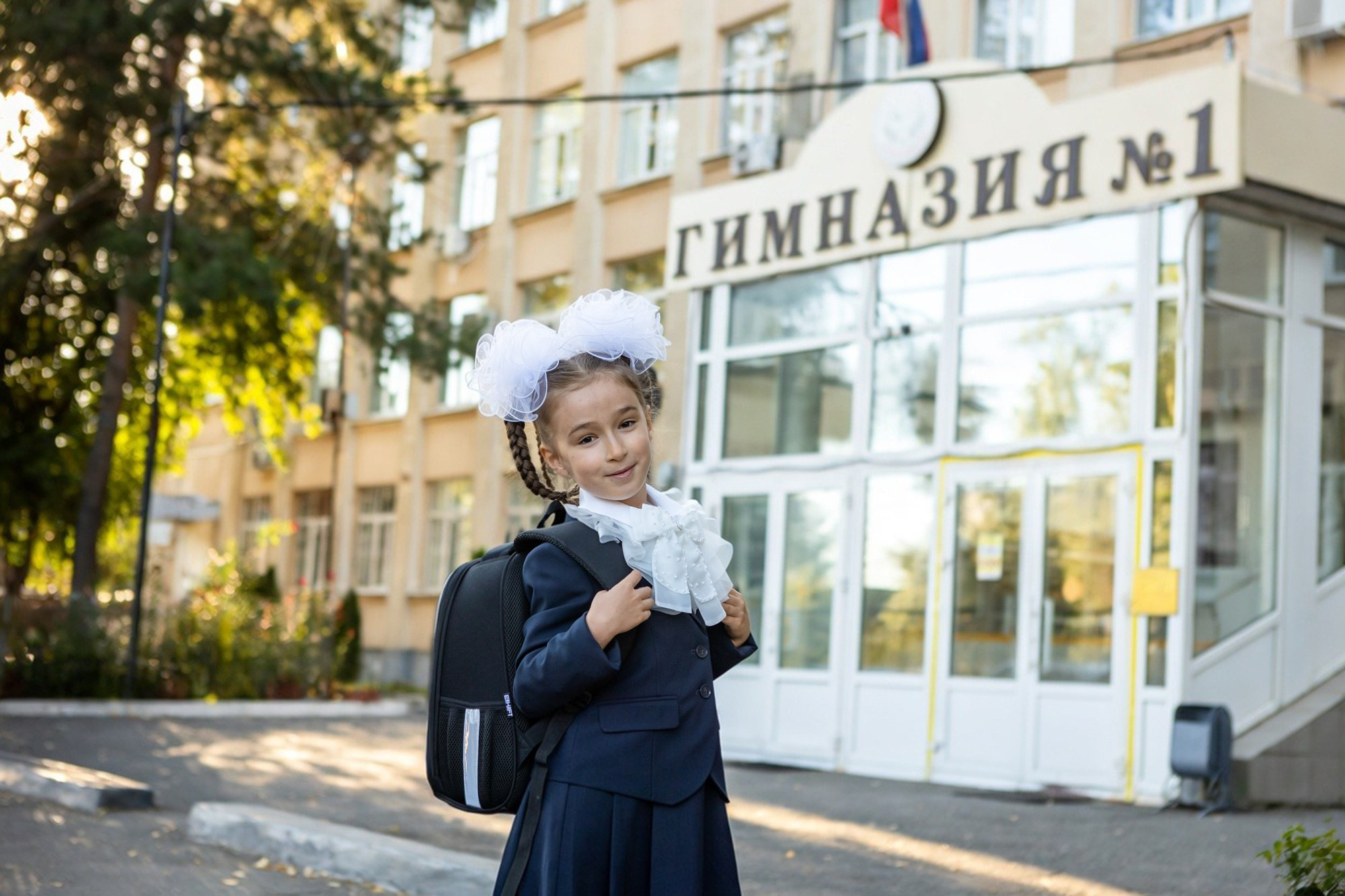 Богдан и Эльза идут в школу. Фотограф в Оренбурге. Профессиональный фотограф