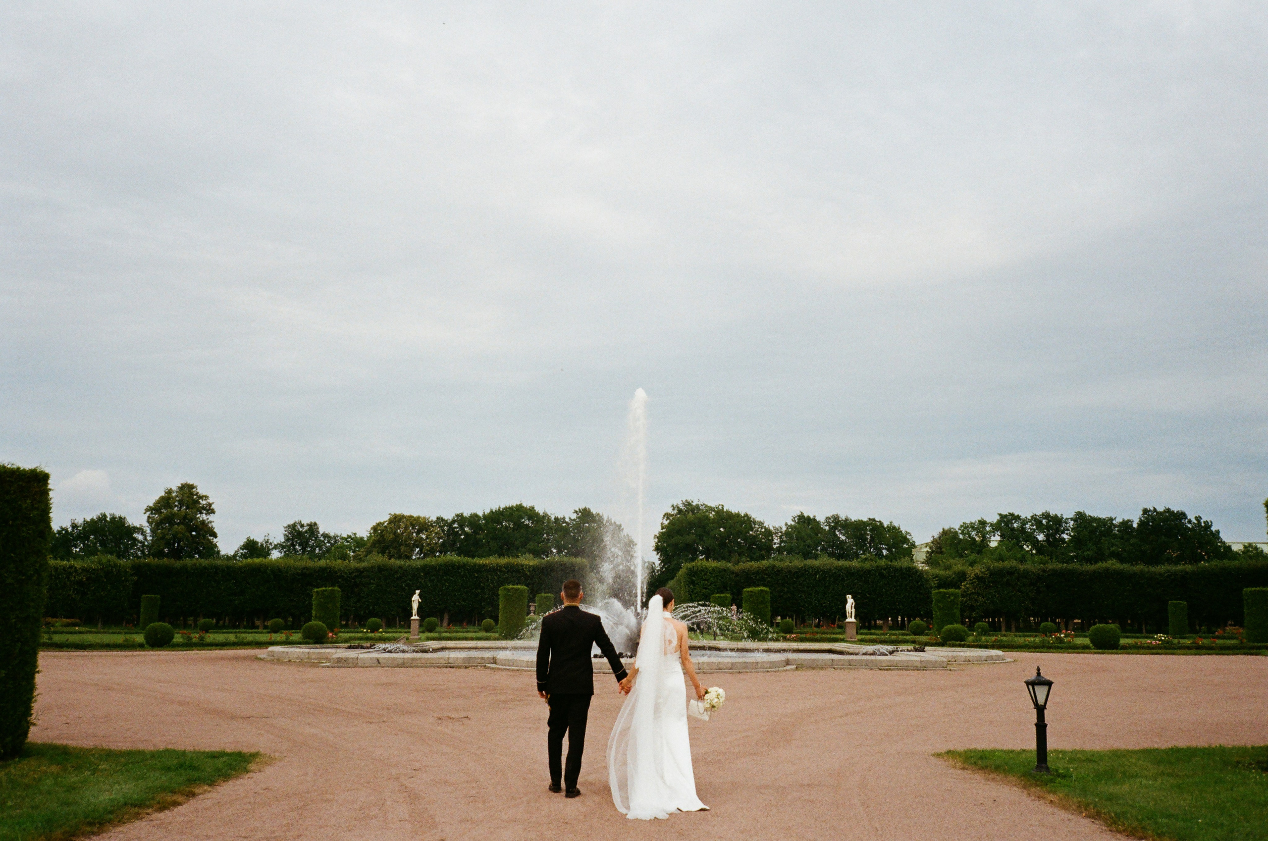 Свадебная фотосессия на пленку. Сестры Карабаза. Фотографы и ретушеры в Москве и Санкт-Петербурге