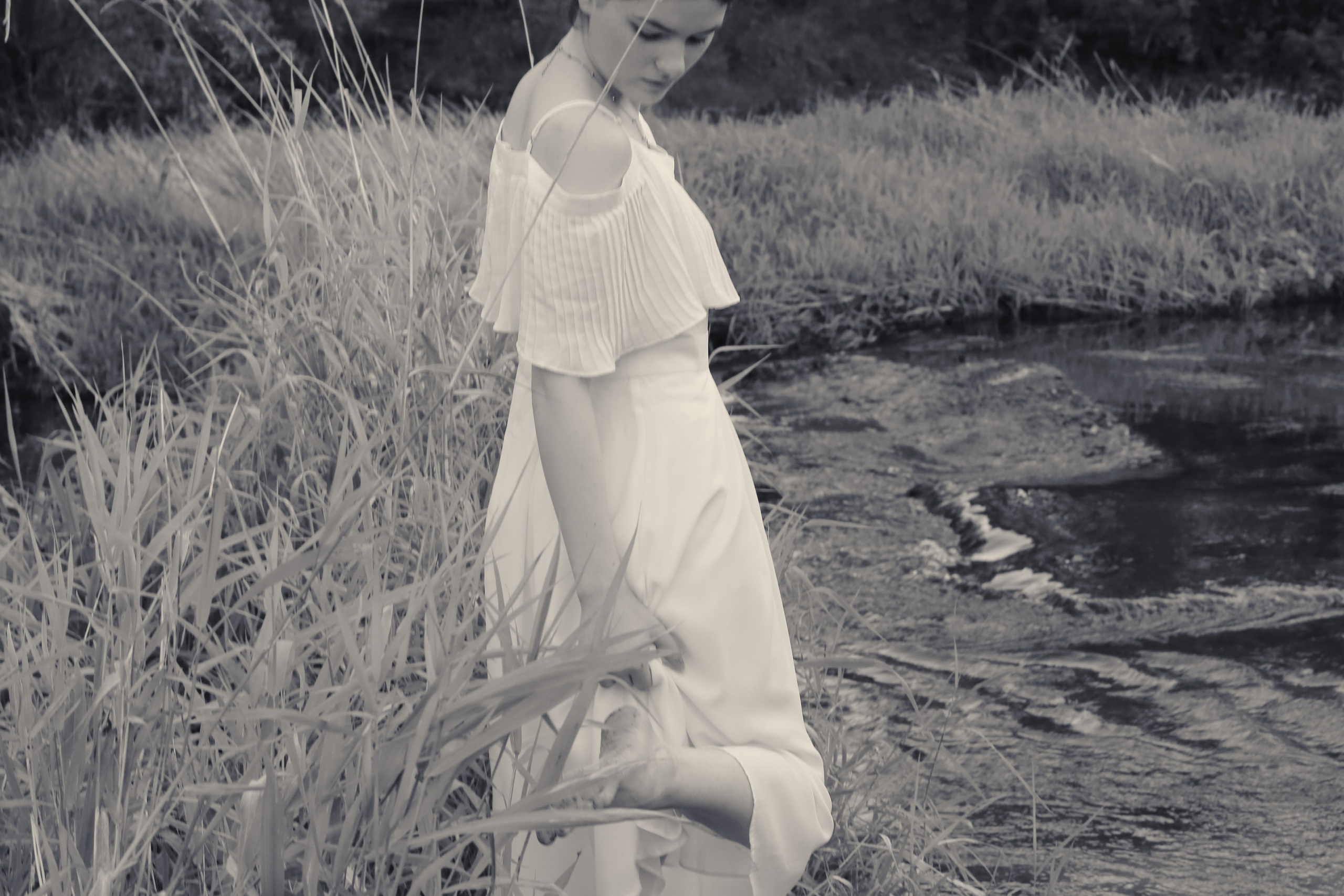 девушка на берегу реки