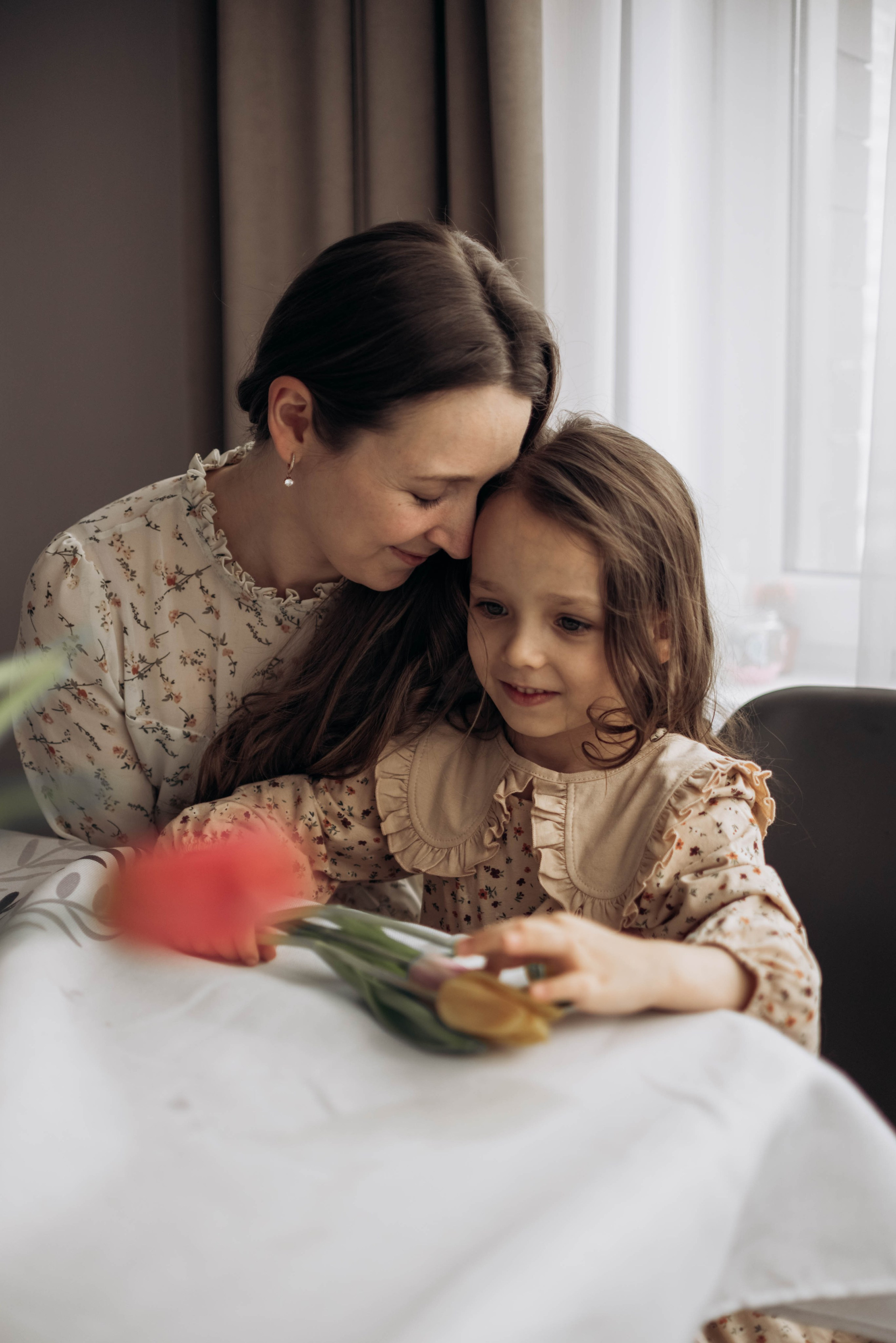 Домашняя фотосессия для мамы и дочек, с цветами, весной, к 8 марта. Семейный фотограф в Железнодорожном Масаева Елена