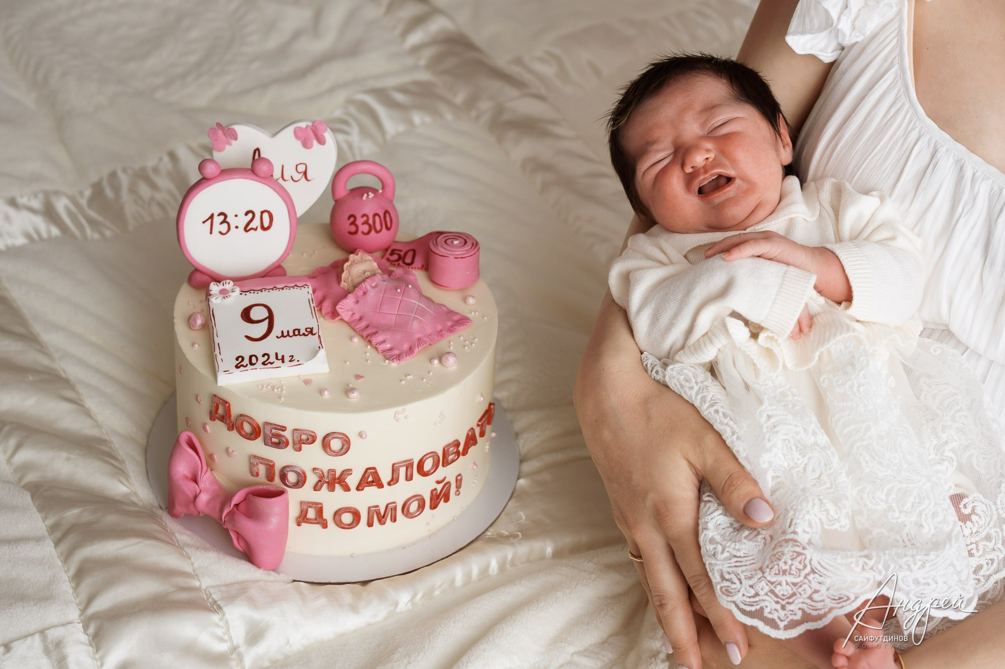 Новорожденная девочка с розовым тортом, фотосессия младенца в Ростове-на-Дону, фотограф Андрей Сайфутдинов.