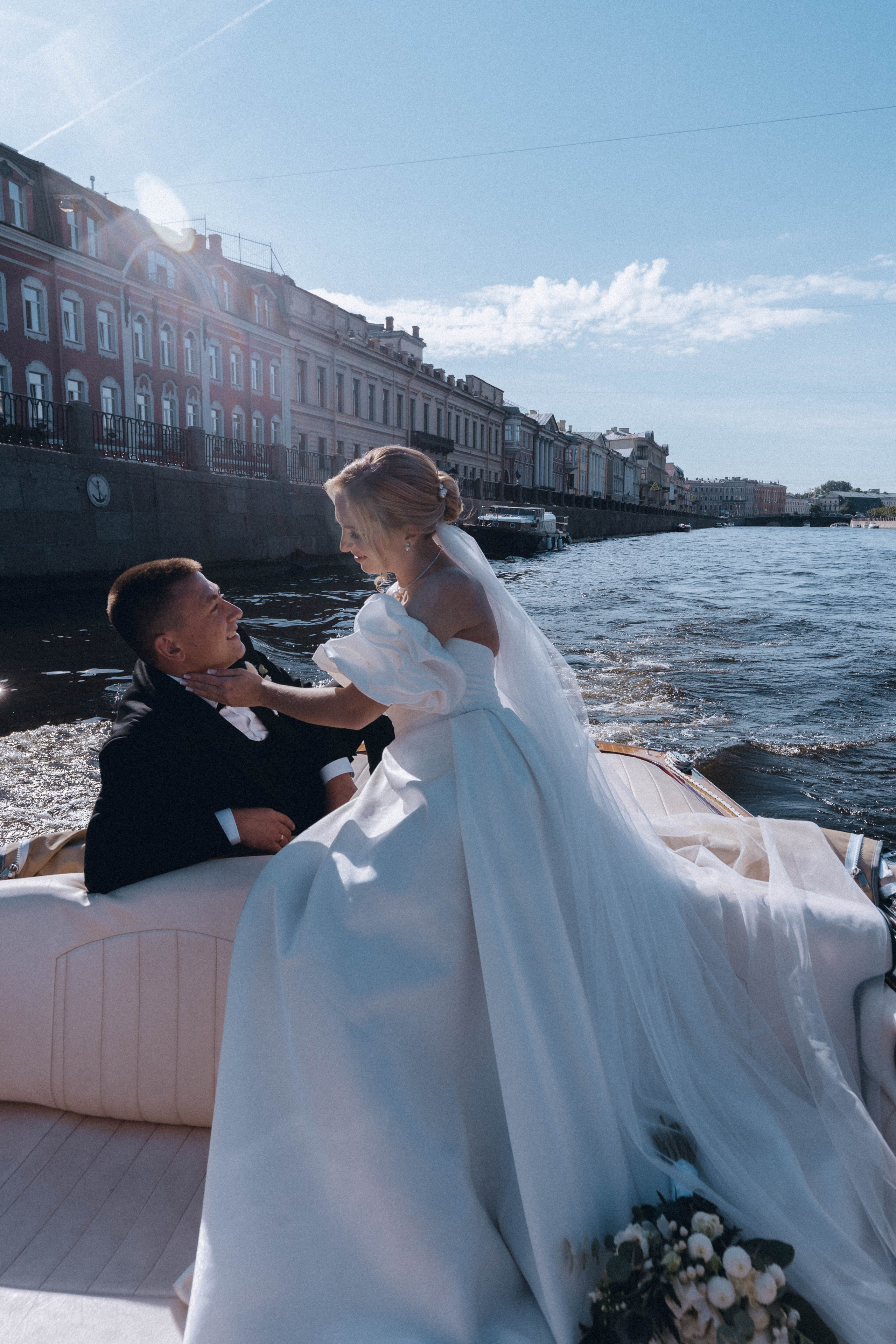 СВАДЕНБНАЯ СЬЕМКА НА КАТЕРЕ ПО КАНАЛАМ САНКТ-ПЕТЕРБУРГА И В АКВАТОРИИ НЕВЫ. Профессиональный фотограф, Санкт-Петербург — Виктория Богомолова