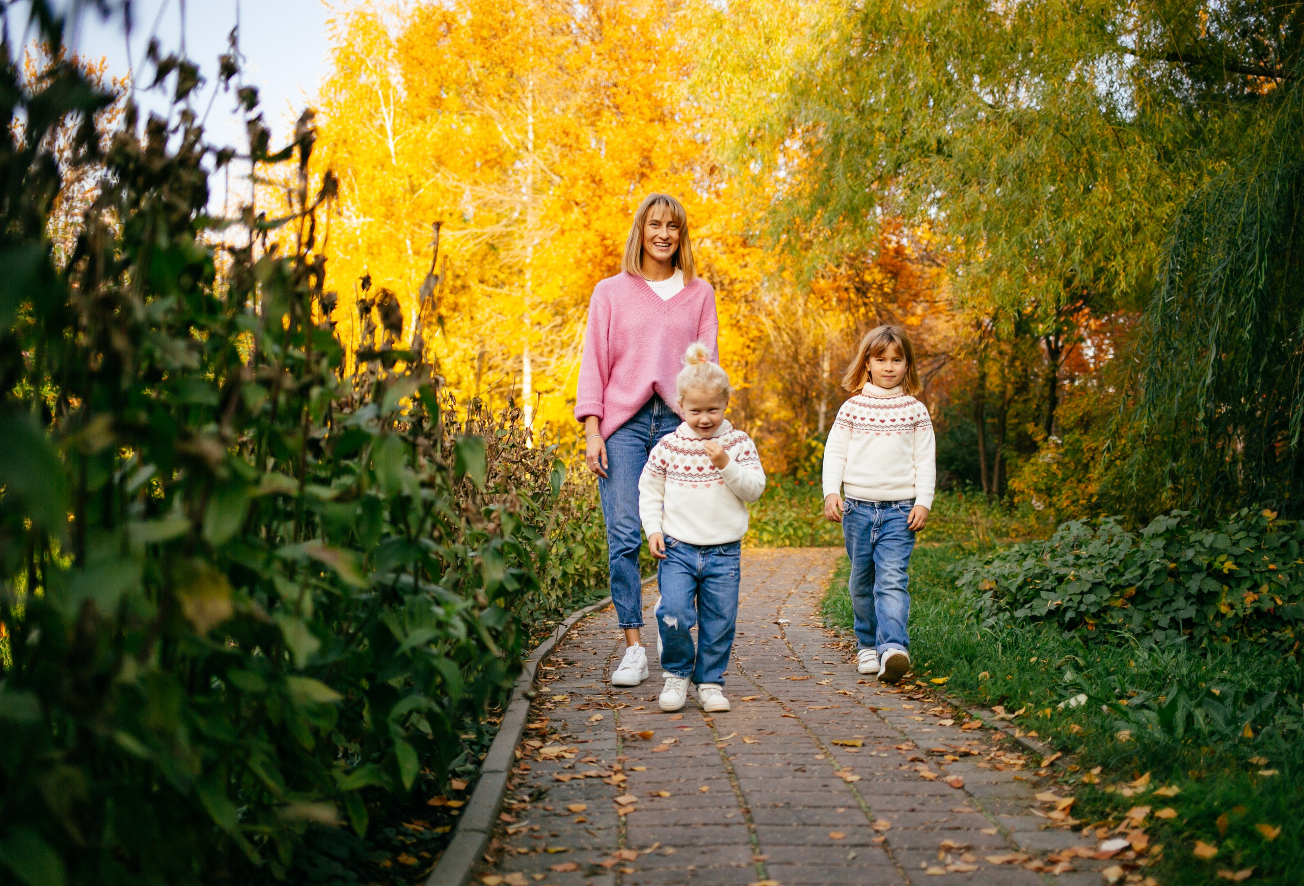 Юля, Анюта, Есения