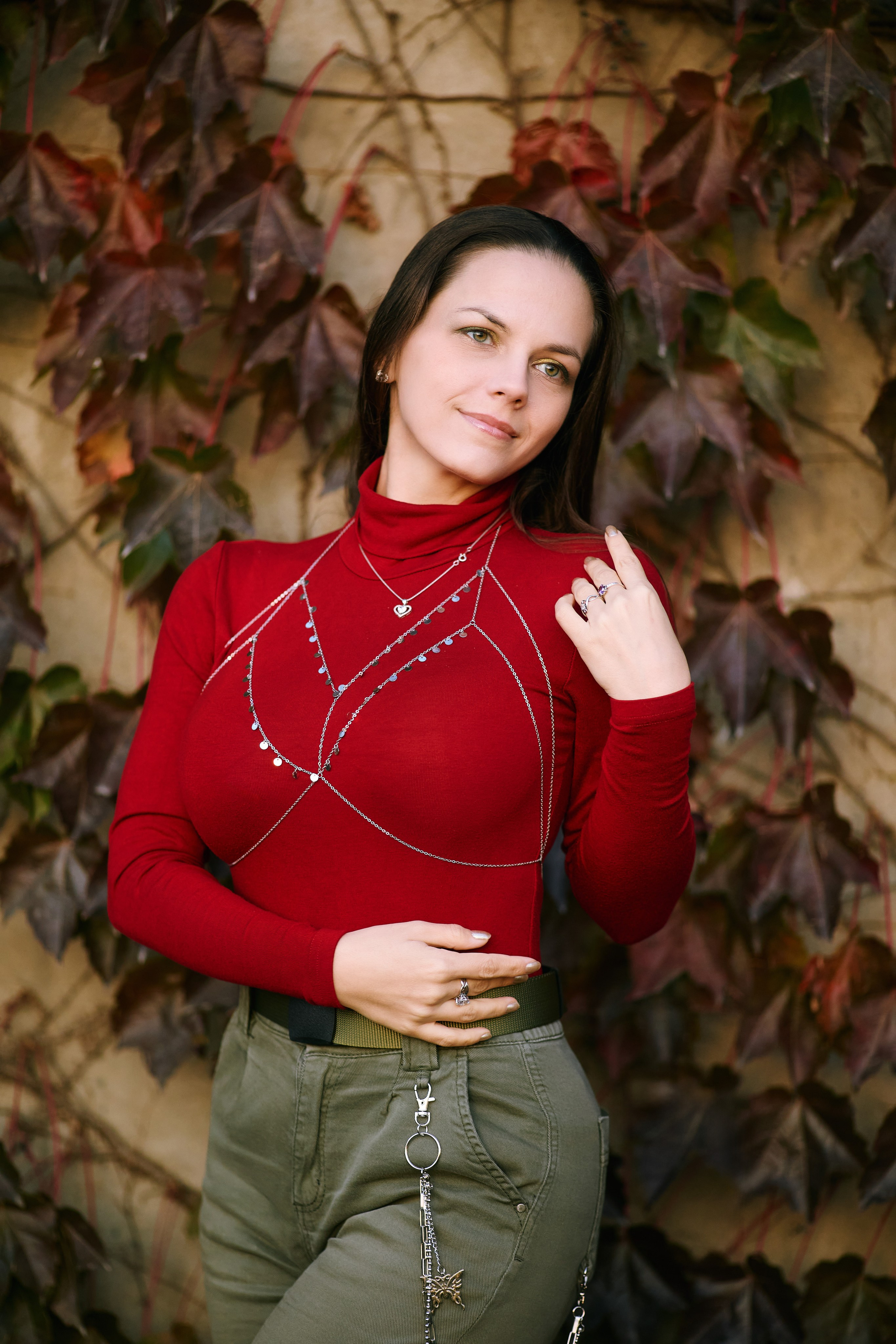 Уличная фотосессия во Владивостоке с красивой длинноволосой моделью в красном свитере