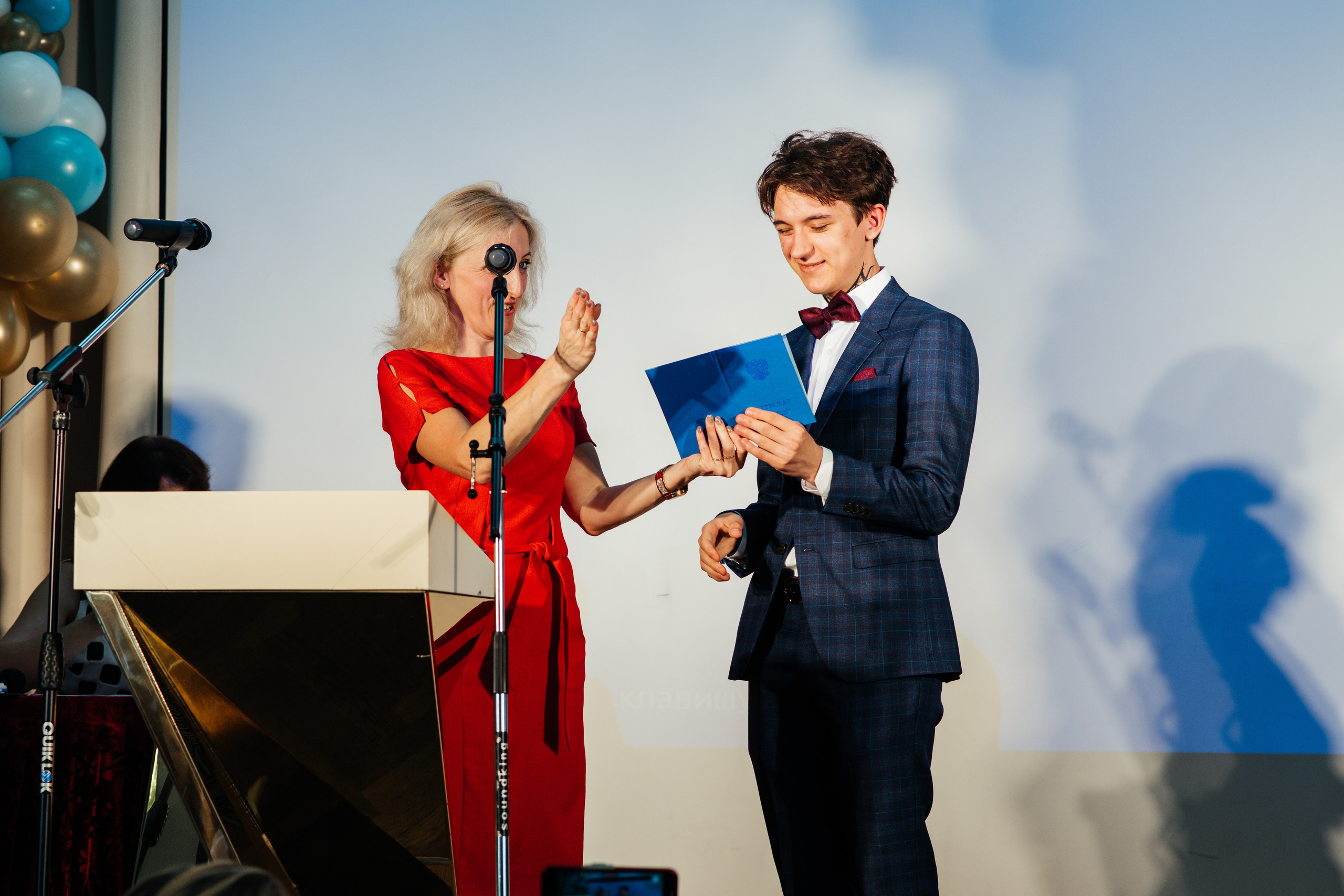 Вручение аттестатов. Выпускные альбомы в Подольске Москве и МО