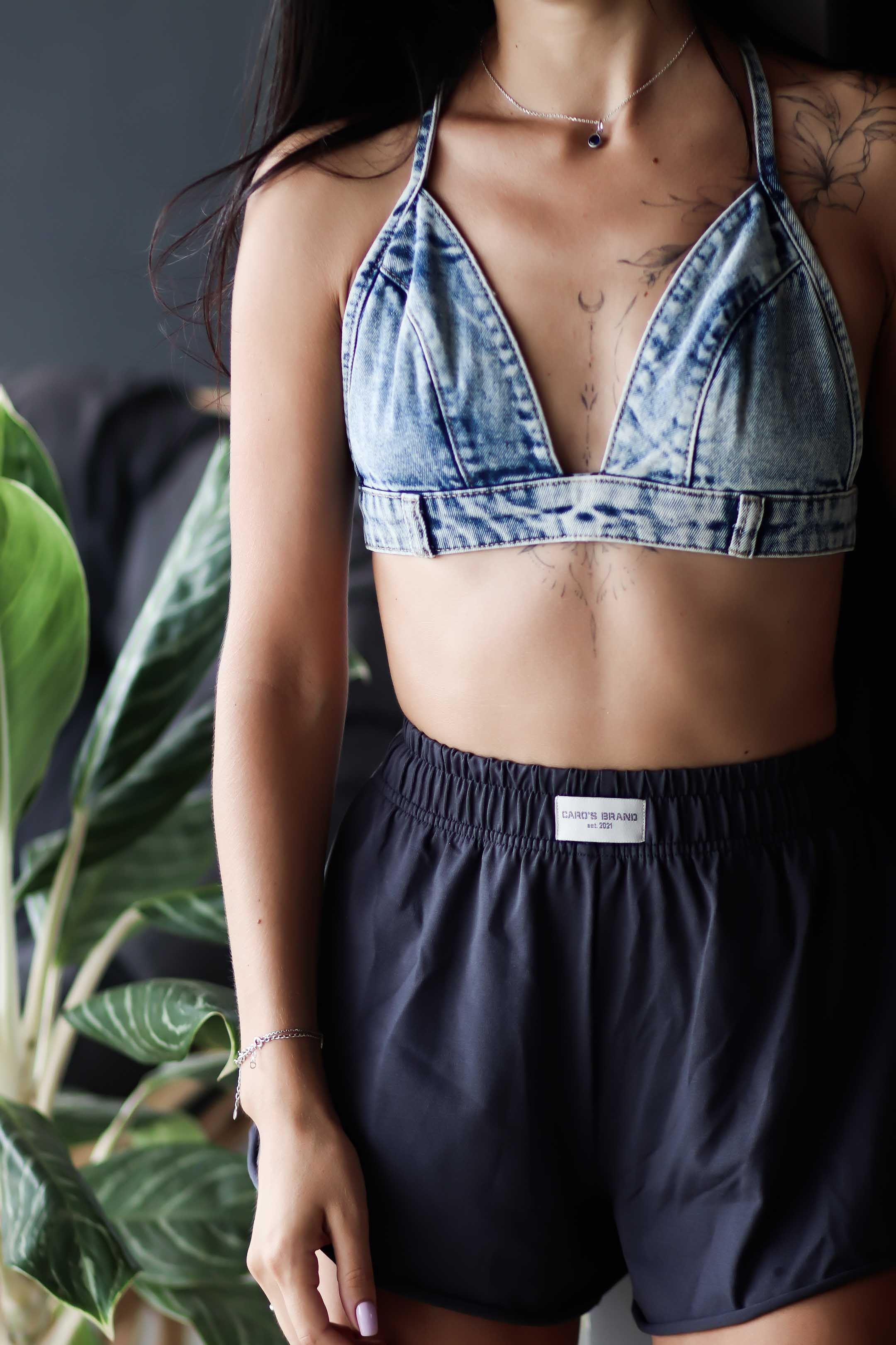 Коллекция купальников бикини. Фотограф на Шри-Ланке