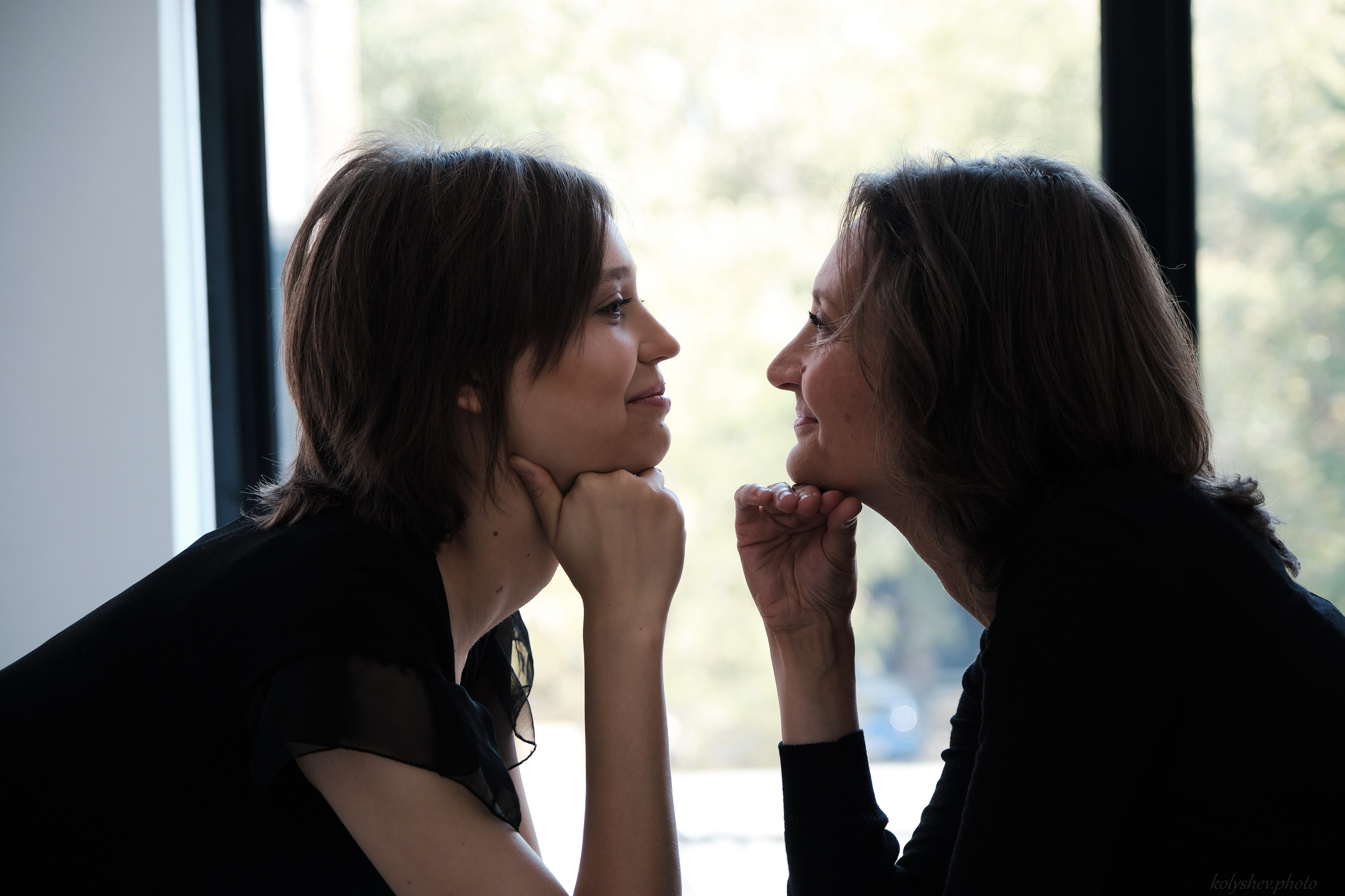 Мария и Устиния — трогательная семейная фотосессия мамы и дочки в студии в Москве. Портретный фотограф на новый год в Москве Виктория Колышева