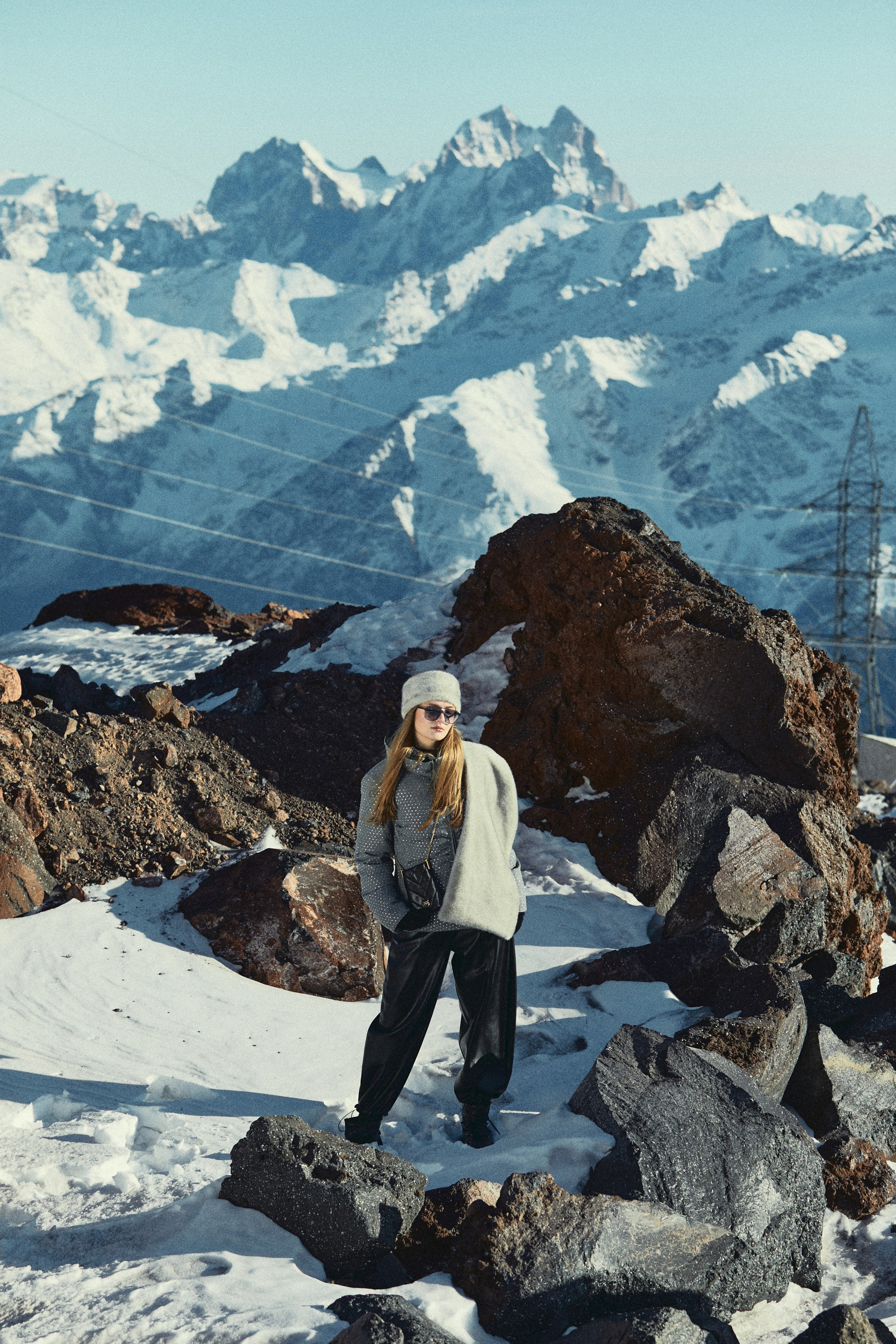 Съемка для бренда одежды в горах под ключ. Фотограф Продюсер в горах КБР / Москва  Нальчик Горы