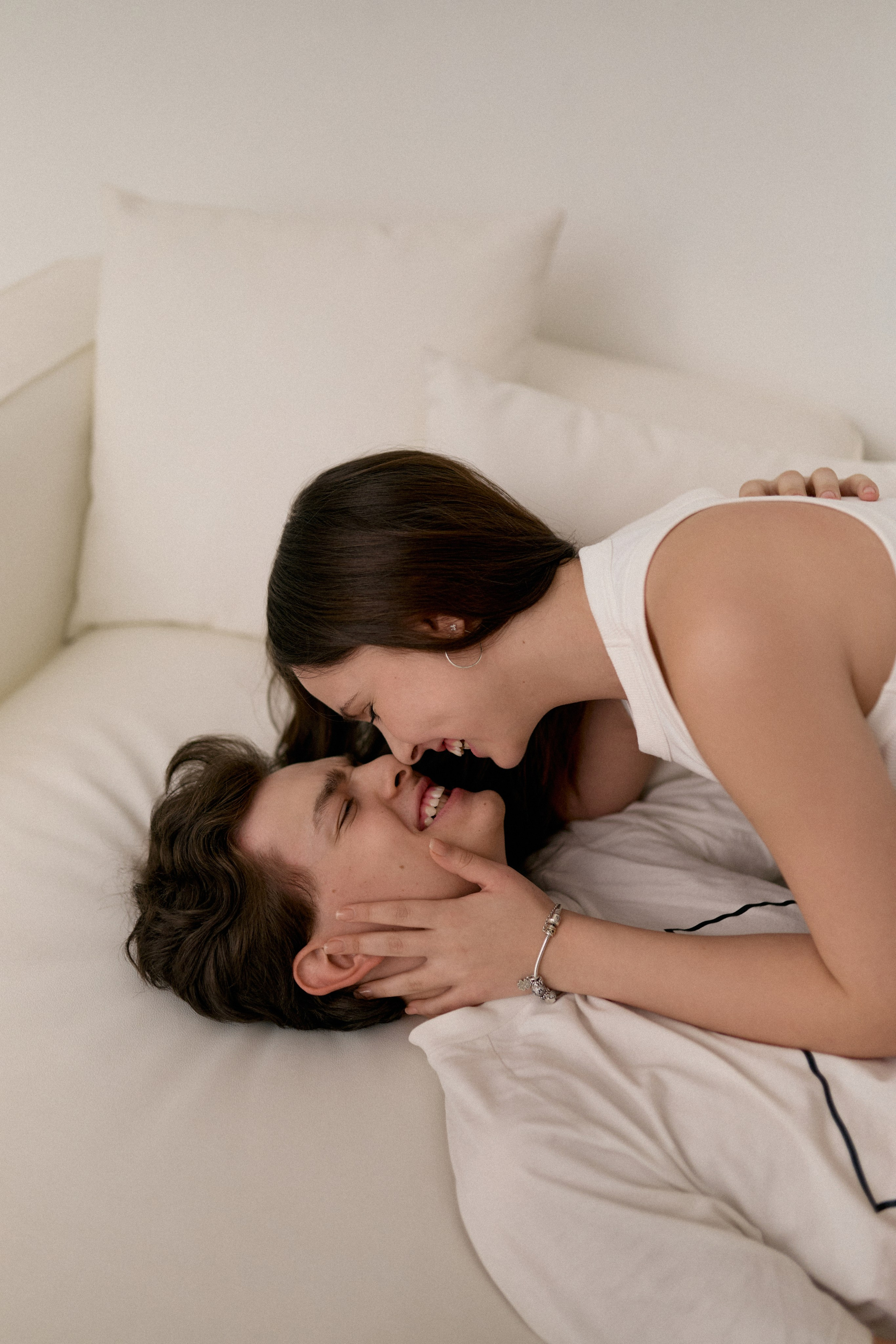 Лавстори в минималистично фотостудии. Сестры Карабаза. Фотографы и ретушеры в Москве и Санкт-Петербурге